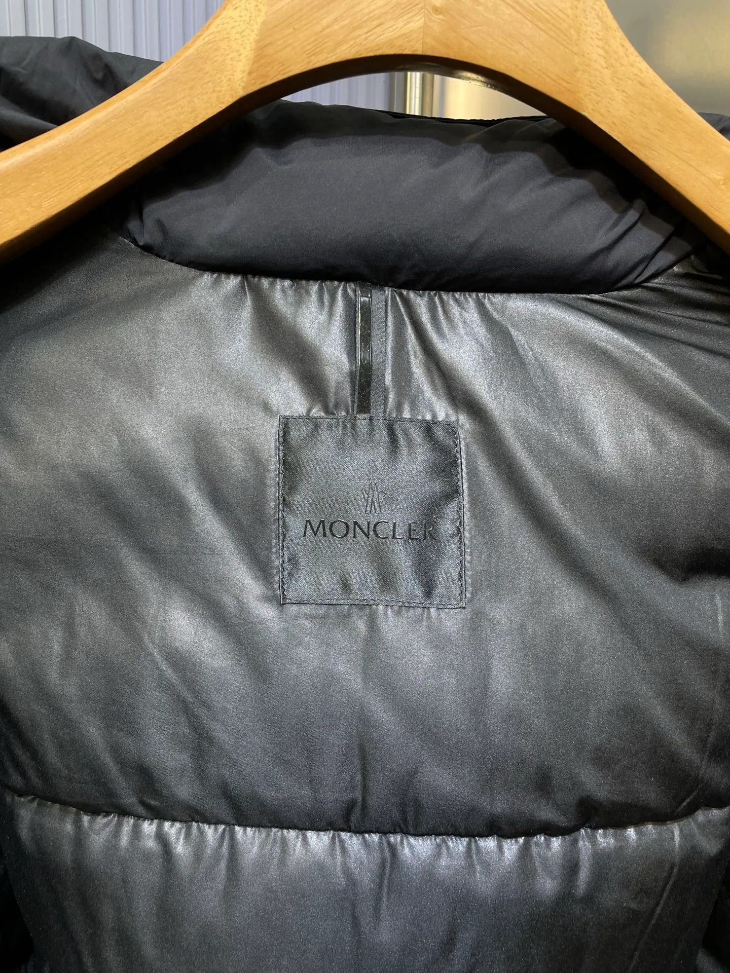 P980 moncler🌟 New hooded down jacket for autumn and winter! Fashionable and warm down jacket! The trading company ordered good goods, and the official website sells them simultaneously. h is the most limited-edition warm, fashionable and casual down jacket for boys in autumn and winter! Filled with 90% white duck down, it has excellent fluffiness, excellent thermal insulation effect, exquisite details, stylish and handsome upper body, moderate thickness without being bloated, high-end quality. 1-5 yards. Please state your height and weight when placing an order size: s-xl