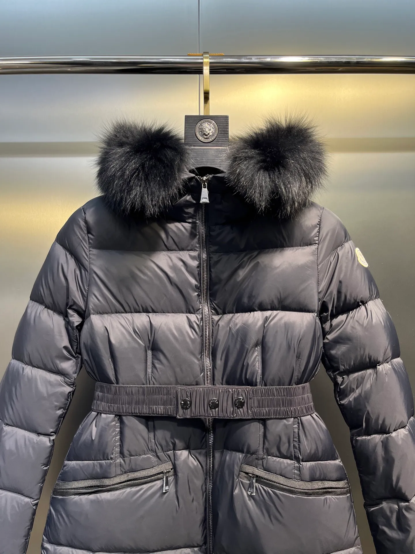 P1100 moncler🌟25 new style for autumn and winter. Large fur collar long hooded down jacket. The classic hit among down jackets. A must-have for winter. Customized detachable large fur collar hooded long down jacket. The upper body will not be too bloated. It is designed with a belt to tighten the waist. It is classic, handsome and warm. National standard 90 white goose down filling. Imported machine stitching and crimping technology. The upper body is fashionable and warm. Excellent practicality. Size: 1234