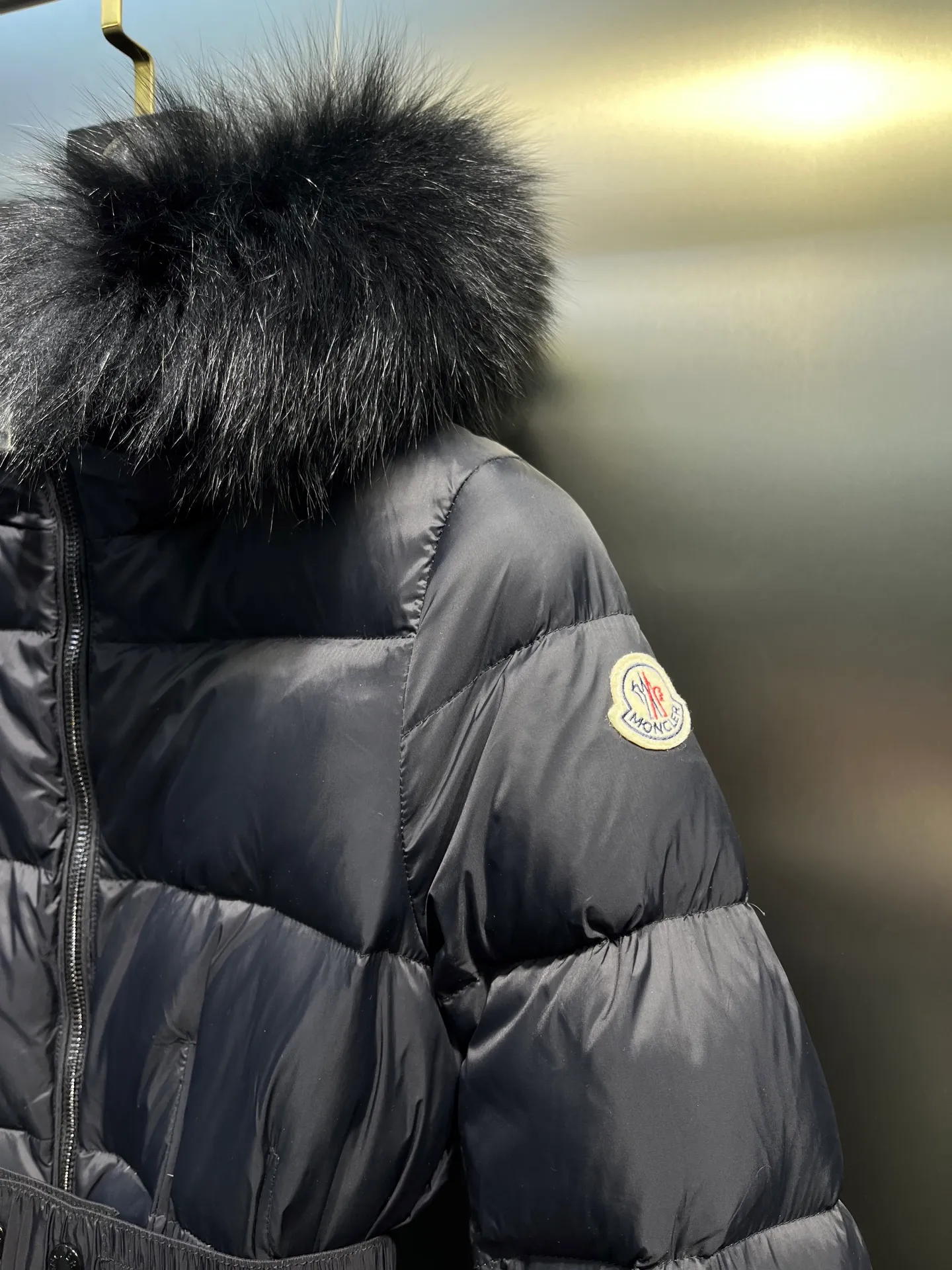 P1100 moncler🌟25 new style for autumn and winter. Large fur collar long hooded down jacket. The classic hit among down jackets. A must-have for winter. Customized detachable large fur collar hooded long down jacket. The upper body will not be too bloated. It is designed with a belt to tighten the waist. It is classic, handsome and warm. National standard 90 white goose down filling. Imported machine stitching and crimping technology. The upper body is fashionable and warm. Excellent practicality. Size: 1234
