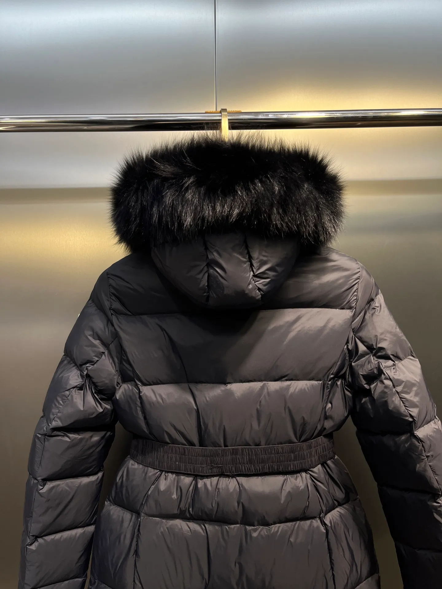 P1100 moncler🌟25 new style for autumn and winter. Large fur collar long hooded down jacket. The classic hit among down jackets. A must-have for winter. Customized detachable large fur collar hooded long down jacket. The upper body will not be too bloated. It is designed with a belt to tighten the waist. It is classic, handsome and warm. National standard 90 white goose down filling. Imported machine stitching and crimping technology. The upper body is fashionable and warm. Excellent practicality. Size: 1234