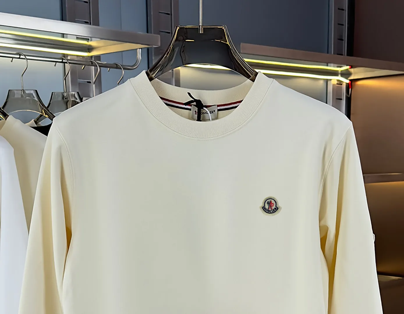 P210 high version sweatshirt) 📦With exclusive picture packaging📦 [Long-term ready stock] Upgraded version "Mobile phone smart sensor ~ NFC chip armband ~ Direct access to the official website anti-counterfeiting" 〖 𝐌𝐎𝐍𝐂𝐋𝐄𝐑 ~ Mouth covering〗 2025 new high quality, using 450g heavyweight fabric Different from the market currency, you can mix and match everything at will and you will be handsome😎The whole clothes is made of double waistcoats. The double waistcoats make the whole dress more three-dimensional. It is not an ordinary factory that can do such fine work. 2025 autumn and winter new style, on sale at the counter, exquisite printed round neck terry sweatshirt. High-end double-ply cotton. Customized stretch ribs are dyed in the same vat. Three standards are complete. It is matched with digital printing patterns and is very breathable. Same style for men and women. Color: black, white, apricot. Size: S M L XL 2XL