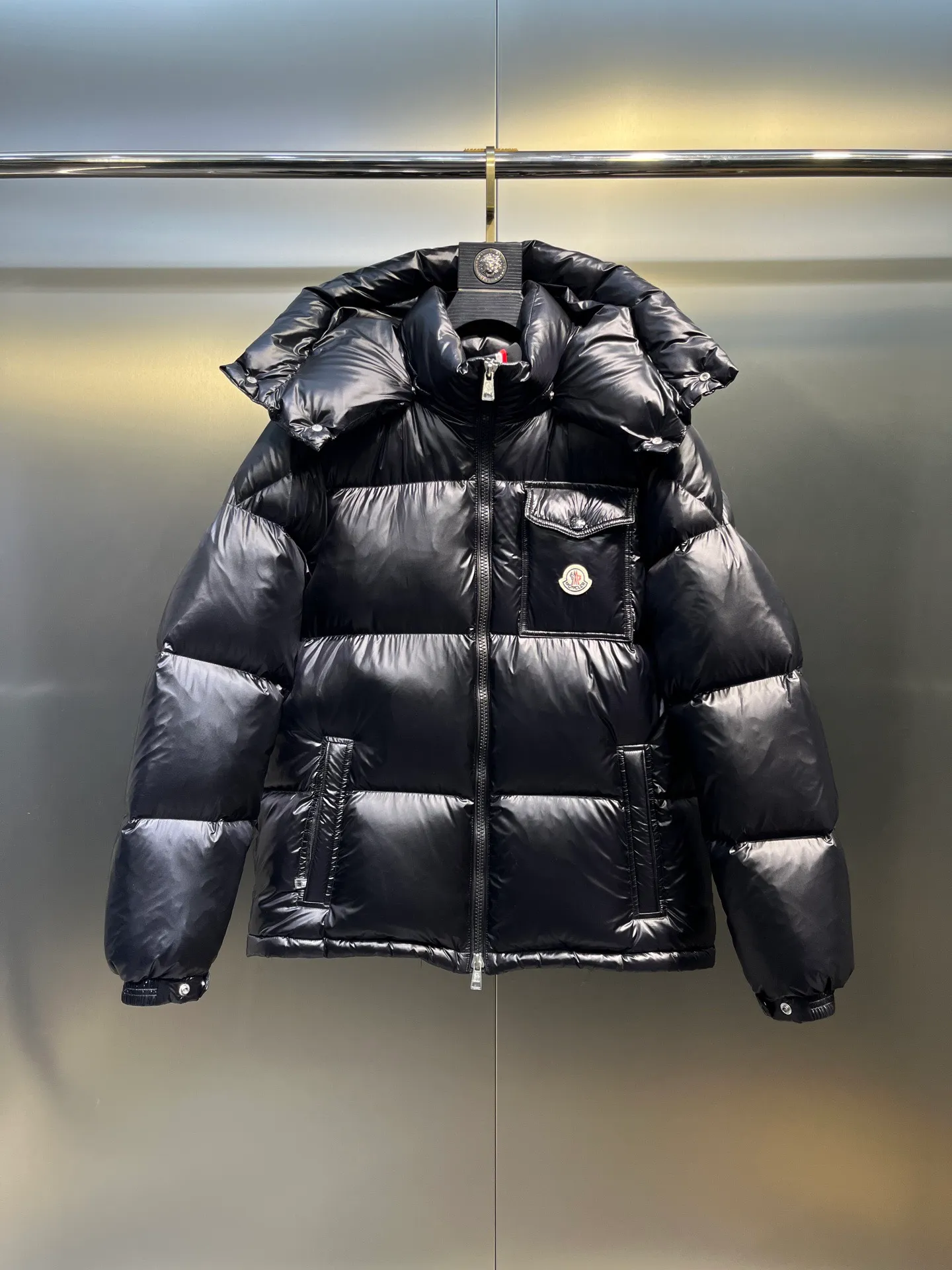 P700 Moncler Yuhuang Maya Maya color striped webbing double zipper series classic versatile down jacket for men and women. There are too many versions on the market, the quality and price are proportional. ➖Authentic synchronous anti-counterfeiting chip sensor! ➖The high version of the classic series will never be misleading like false goose down! ➖15d nylon fabric lining is of the highest standard, never velvet! ➖The original Velcro is durable, and the accessories and hardware are all custom-made from the original factory, 100% restoring the replica quality! ➖The perfect combination of every link ensures the smoothness of every piece of clothing, the Rolls-Royce of down jackets!  Style number: A78# Color: black white Size: 1-5