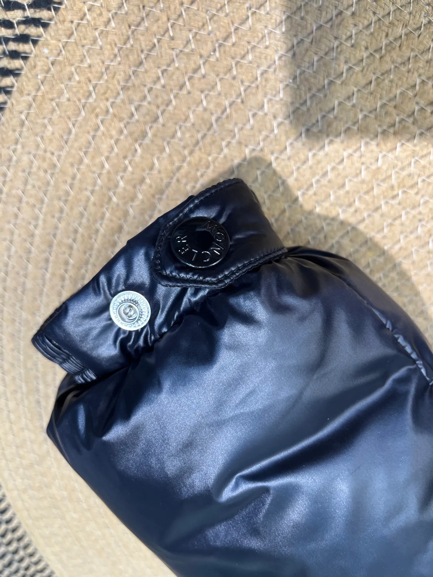 P700 Moncler Yuhuang Maya Maya color striped webbing double zipper series classic versatile down jacket for men and women. There are too many versions on the market, the quality and price are proportional. ➖Authentic synchronous anti-counterfeiting chip sensor! ➖The high version of the classic series will never be misleading like false goose down! ➖15d nylon fabric lining is of the highest standard, never velvet! ➖The original Velcro is durable, and the accessories and hardware are all custom-made from the original factory, 100% restoring the replica quality! ➖The perfect combination of every link ensures the smoothness of every piece of clothing, the Rolls-Royce of down jackets!  Style number: A78# Color: black white Size: 1-5