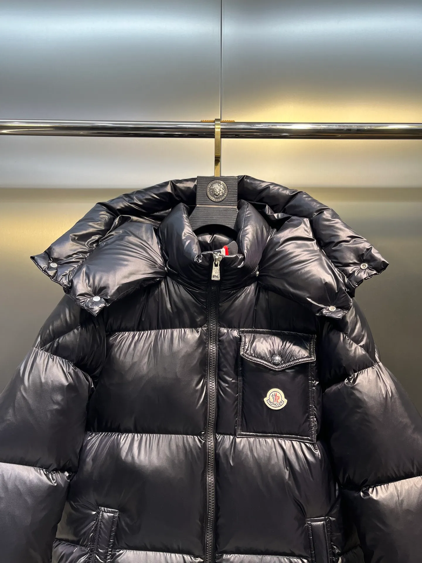 P700 Moncler Yuhuang Maya Maya color striped webbing double zipper series classic versatile down jacket for men and women. There are too many versions on the market, the quality and price are proportional. ➖Authentic synchronous anti-counterfeiting chip sensor! ➖The high version of the classic series will never be misleading like false goose down! ➖15d nylon fabric lining is of the highest standard, never velvet! ➖The original Velcro is durable, and the accessories and hardware are all custom-made from the original factory, 100% restoring the replica quality! ➖The perfect combination of every link ensures the smoothness of every piece of clothing, the Rolls-Royce of down jackets!  Style number: A78# Color: black white Size: 1-5
