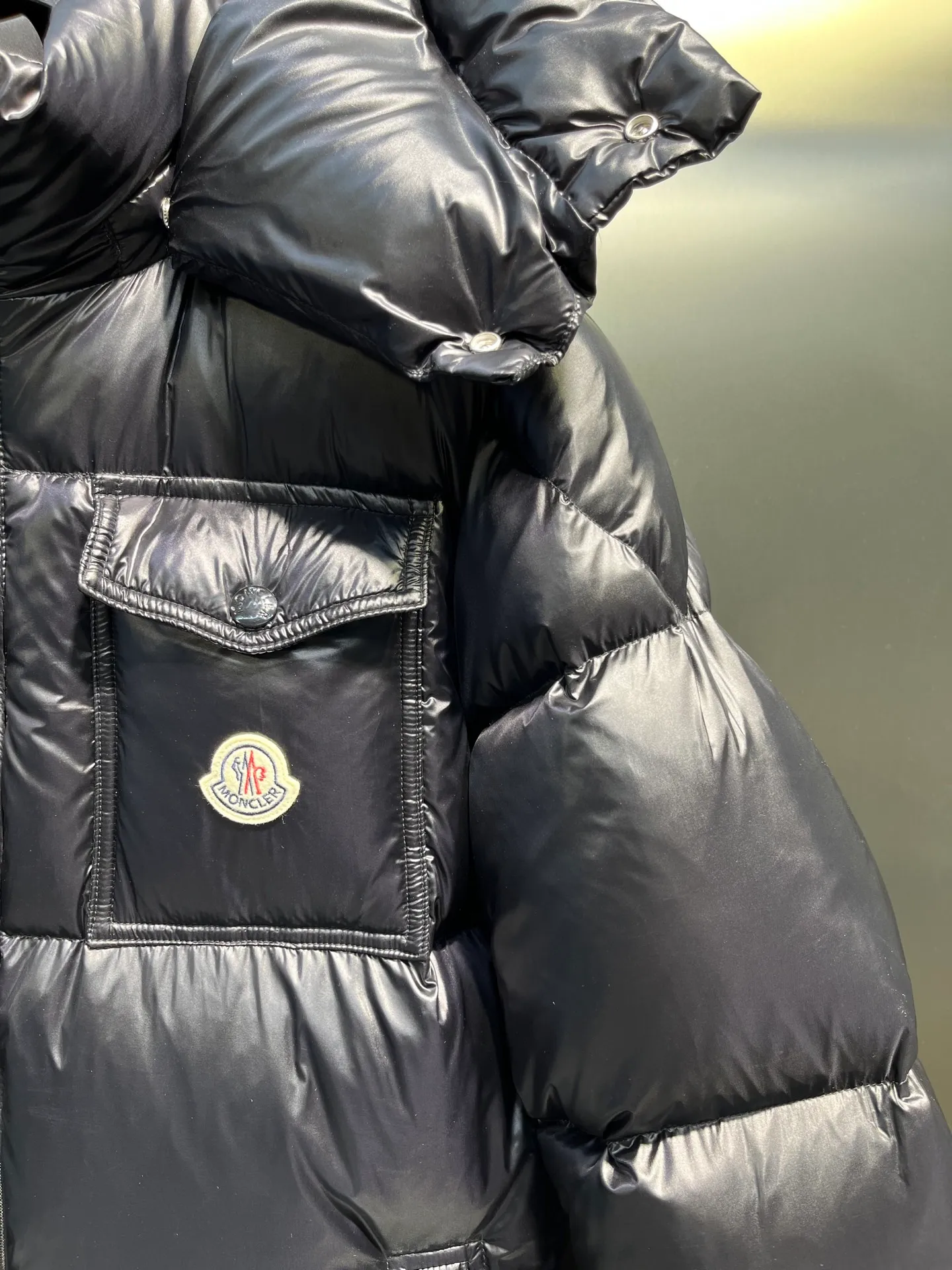 P700 Moncler Yuhuang Maya Maya color striped webbing double zipper series classic versatile down jacket for men and women. There are too many versions on the market, the quality and price are proportional. ➖Authentic synchronous anti-counterfeiting chip sensor! ➖The high version of the classic series will never be misleading like false goose down! ➖15d nylon fabric lining is of the highest standard, never velvet! ➖The original Velcro is durable, and the accessories and hardware are all custom-made from the original factory, 100% restoring the replica quality! ➖The perfect combination of every link ensures the smoothness of every piece of clothing, the Rolls-Royce of down jackets!  Style number: A78# Color: black white Size: 1-5