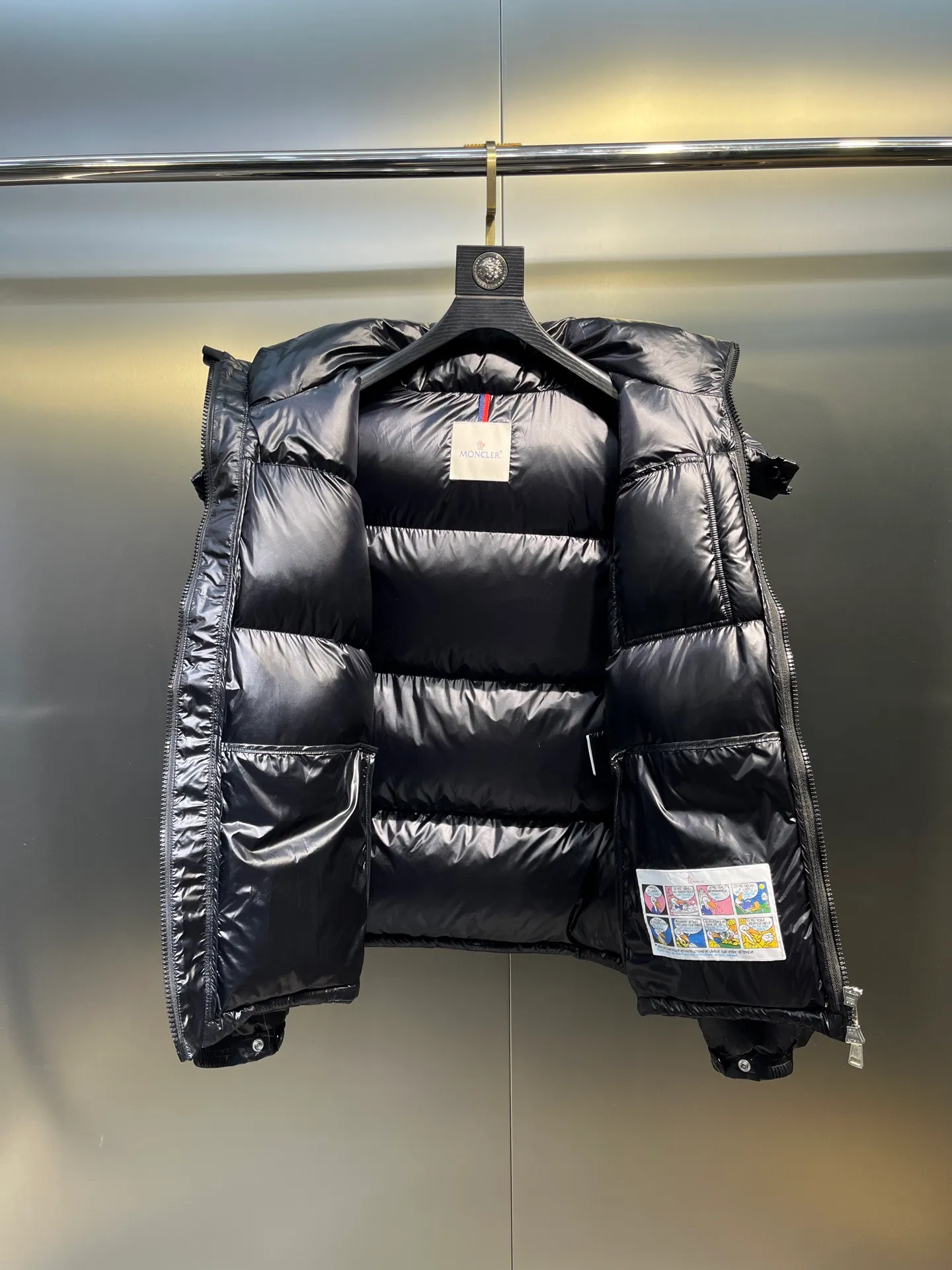 P700 Moncler Yuhuang Maya Maya color striped webbing double zipper series classic versatile down jacket for men and women. There are too many versions on the market, the quality and price are proportional. ➖Authentic synchronous anti-counterfeiting chip sensor! ➖The high version of the classic series will never be misleading like false goose down! ➖15d nylon fabric lining is of the highest standard, never velvet! ➖The original Velcro is durable, and the accessories and hardware are all custom-made from the original factory, 100% restoring the replica quality! ➖The perfect combination of every link ensures the smoothness of every piece of clothing, the Rolls-Royce of down jackets!  Style number: A78# Color: black white Size: 1-5