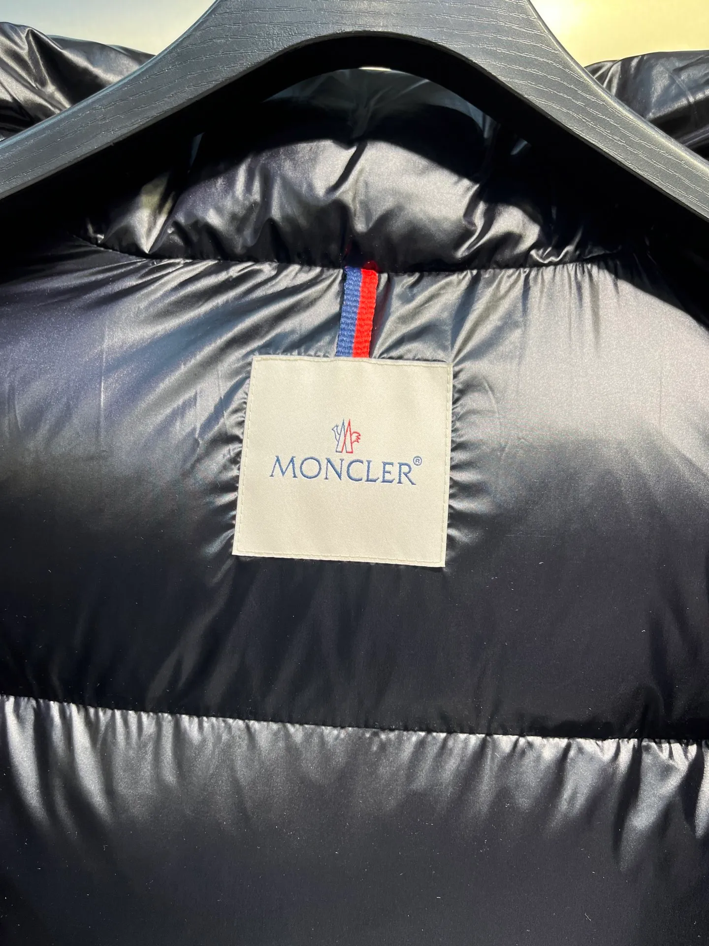 P700 Moncler Yuhuang Maya Maya color striped webbing double zipper series classic versatile down jacket for men and women. There are too many versions on the market, the quality and price are proportional. ➖Authentic synchronous anti-counterfeiting chip sensor! ➖The high version of the classic series will never be misleading like false goose down! ➖15d nylon fabric lining is of the highest standard, never velvet! ➖The original Velcro is durable, and the accessories and hardware are all custom-made from the original factory, 100% restoring the replica quality! ➖The perfect combination of every link ensures the smoothness of every piece of clothing, the Rolls-Royce of down jackets!  Style number: A78# Color: black white Size: 1-5