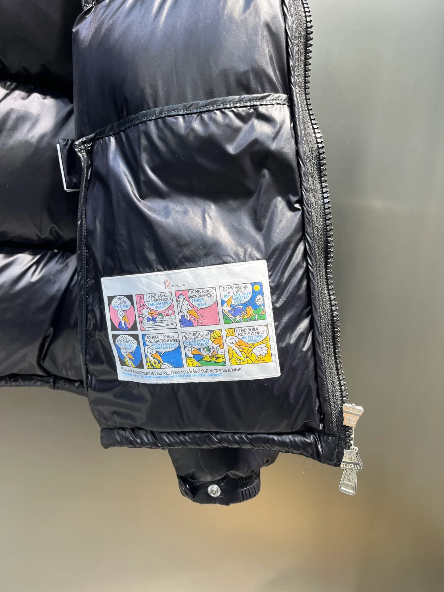 P700 Moncler Yuhuang Maya Maya color striped webbing double zipper series classic versatile down jacket for men and women. There are too many versions on the market, the quality and price are proportional. ➖Authentic synchronous anti-counterfeiting chip sensor! ➖The high version of the classic series will never be misleading like false goose down! ➖15d nylon fabric lining is of the highest standard, never velvet! ➖The original Velcro is durable, and the accessories and hardware are all custom-made from the original factory, 100% restoring the replica quality! ➖The perfect combination of every link ensures the smoothness of every piece of clothing, the Rolls-Royce of down jackets!  Style number: A78# Color: black white Size: 1-5