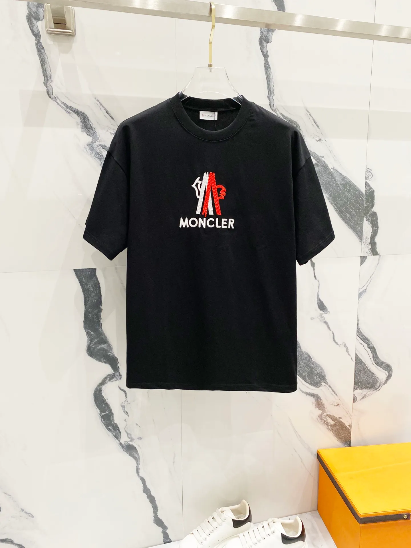 P150 MONCLER/Muzzled 260g round neck short-sleeved T-shirt, color block brand pattern embroidery🪡letter LOGO, official synchronization, high version, high quality, fashionable personality, versatile trend, pure original quality, original fabric, tag, collar label, washed wheat, complete three standards, color: black, white. Size: XS-L