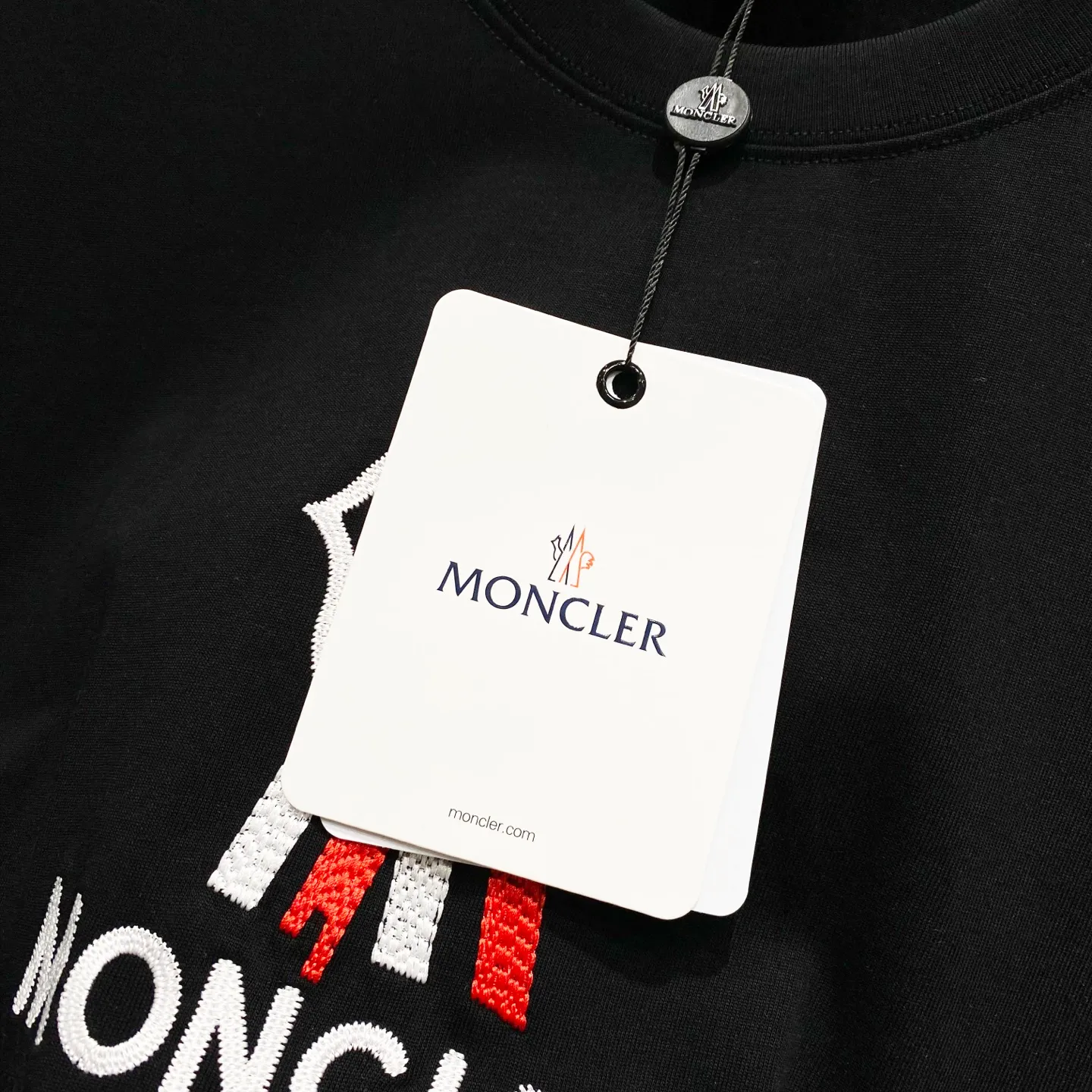 P150 MONCLER/Muzzled 260g round neck short-sleeved T-shirt, color block brand pattern embroidery🪡letter LOGO, official synchronization, high version, high quality, fashionable personality, versatile trend, pure original quality, original fabric, tag, collar label, washed wheat, complete three standards, color: black, white. Size: XS-L