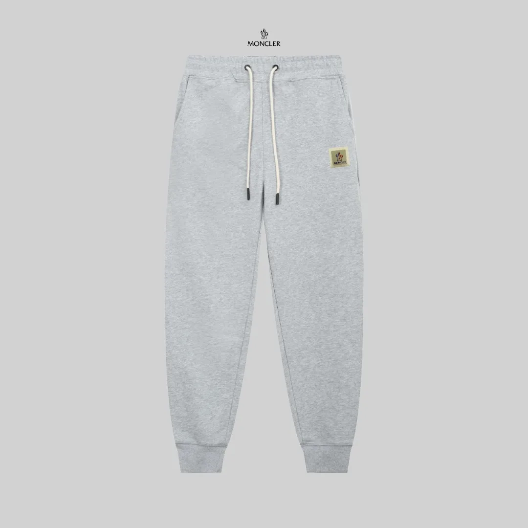P270 top version, different currency) ✨Moncler SS show model Slim-fitting line logo simple Logo sweatpants 380g weight Compatible with all body types Black and white drawstring design on the waist elastic band Customized drawstring pockets with diagonal pocket design on both sides There is also a small pocket on the back Color: black gray Size S-XL