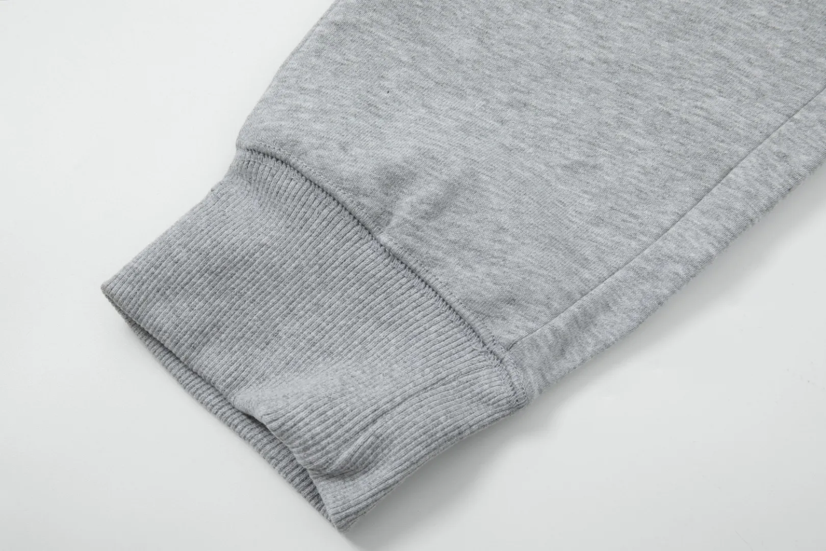 P270 top version, different currency) ✨Moncler SS show model Slim-fitting line logo simple Logo sweatpants 380g weight Compatible with all body types Black and white drawstring design on the waist elastic band Customized drawstring pockets with diagonal pocket design on both sides There is also a small pocket on the back Color: black gray Size S-XL