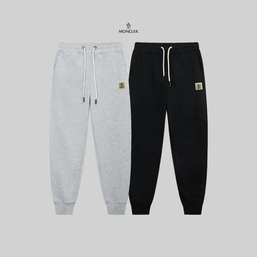 P270 top version, different currency) ✨Moncler SS show model Slim-fitting line logo simple Logo sweatpants 380g weight Compatible with all body types Black and white drawstring design on the waist elastic band Customized drawstring pockets with diagonal pocket design on both sides There is also a small pocket on the back Color: black gray Size S-XL