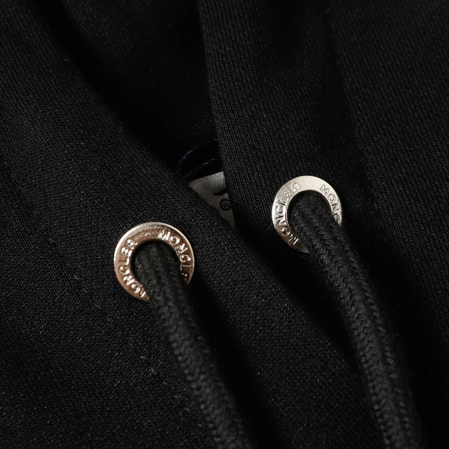 P246 Style number: 853 〈MONCLER〉Mongolian embroidered hooded sweatshirt. The price of the Mongolian sweatshirt is actually quite advantageous. Anyone who has been to the counter should know that the price of the Mongolian hooded sweatshirt is not much cheaper than Gucci Burberry. It is just relatively low-key and unwilling to hype. It is a picture that you want to buy or not. The aloof existence... ✅Original custom-made with logo eyelets and hood ✅460g 100% cotton wool-eating fabric OS version is too big ✅Matched with the original high-weight double yarn thread ✅Correct three-needle and five-thread craftsmanship Chain edge Color: black white sky blue khaki Size S M L