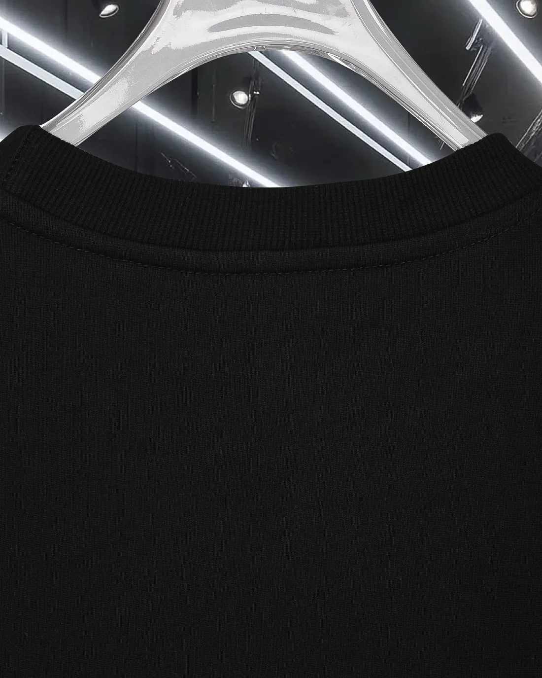 P220 (shipped the next day) MONCLER/Mask 2025Fw new autumn and winter style 400g pullover round neck long-sleeved sweatshirt Simple chest badge letter logo embossed technology same style for men and women brand classic pure cotton fabric official synchronization high version high quality fashion personality versatile trend pure original quality original fabric hang tag collar label washed wheat three labels complete Color: black. White. Size: S-XL