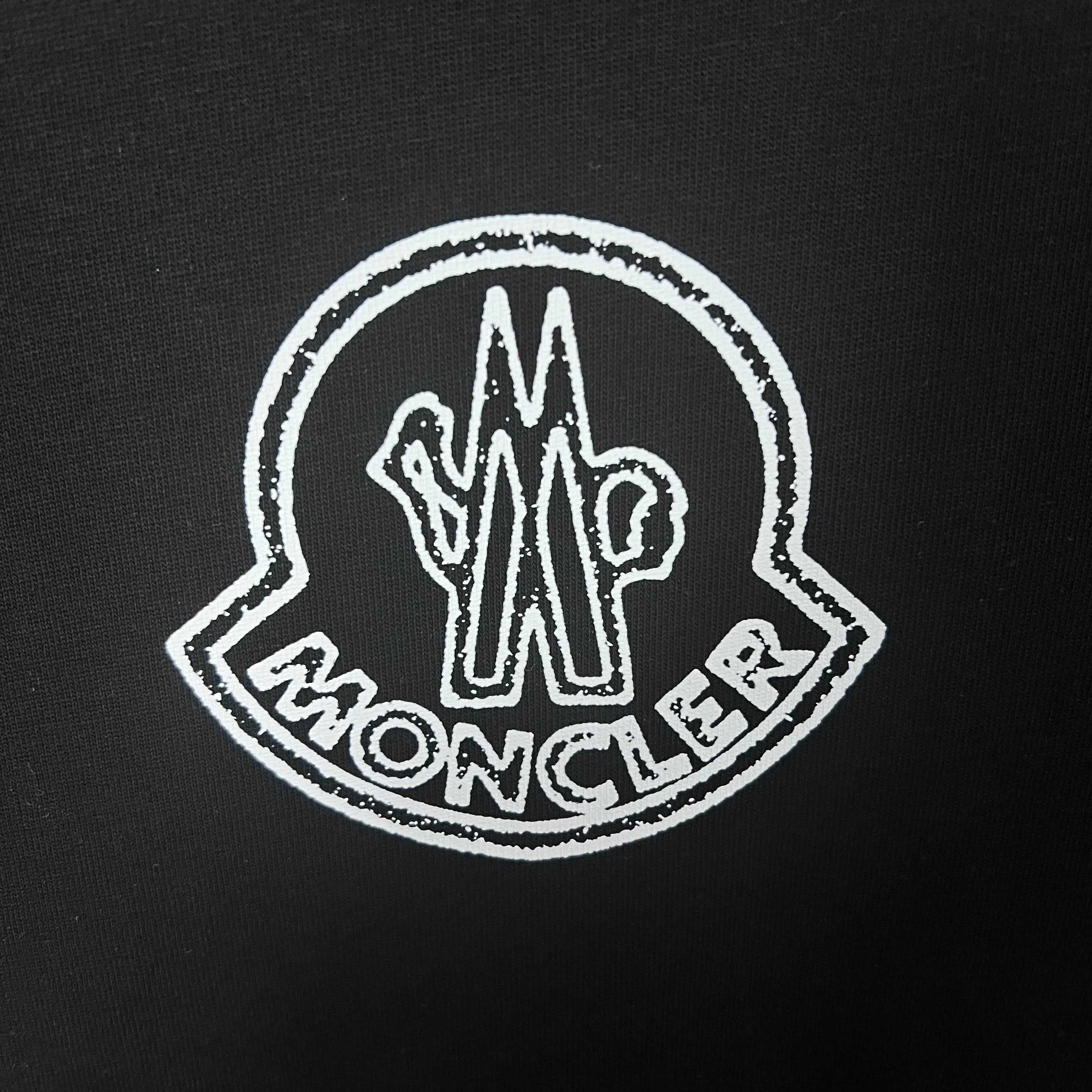 P220 (shipped the next day) MONCLER/Mask 2025Fw new autumn and winter style 400g pullover round neck long-sleeved sweatshirt Simple chest badge letter logo embossed technology same style for men and women brand classic pure cotton fabric official synchronization high version high quality fashion personality versatile trend pure original quality original fabric hang tag collar label washed wheat three labels complete Color: black. White. Size: S-XL