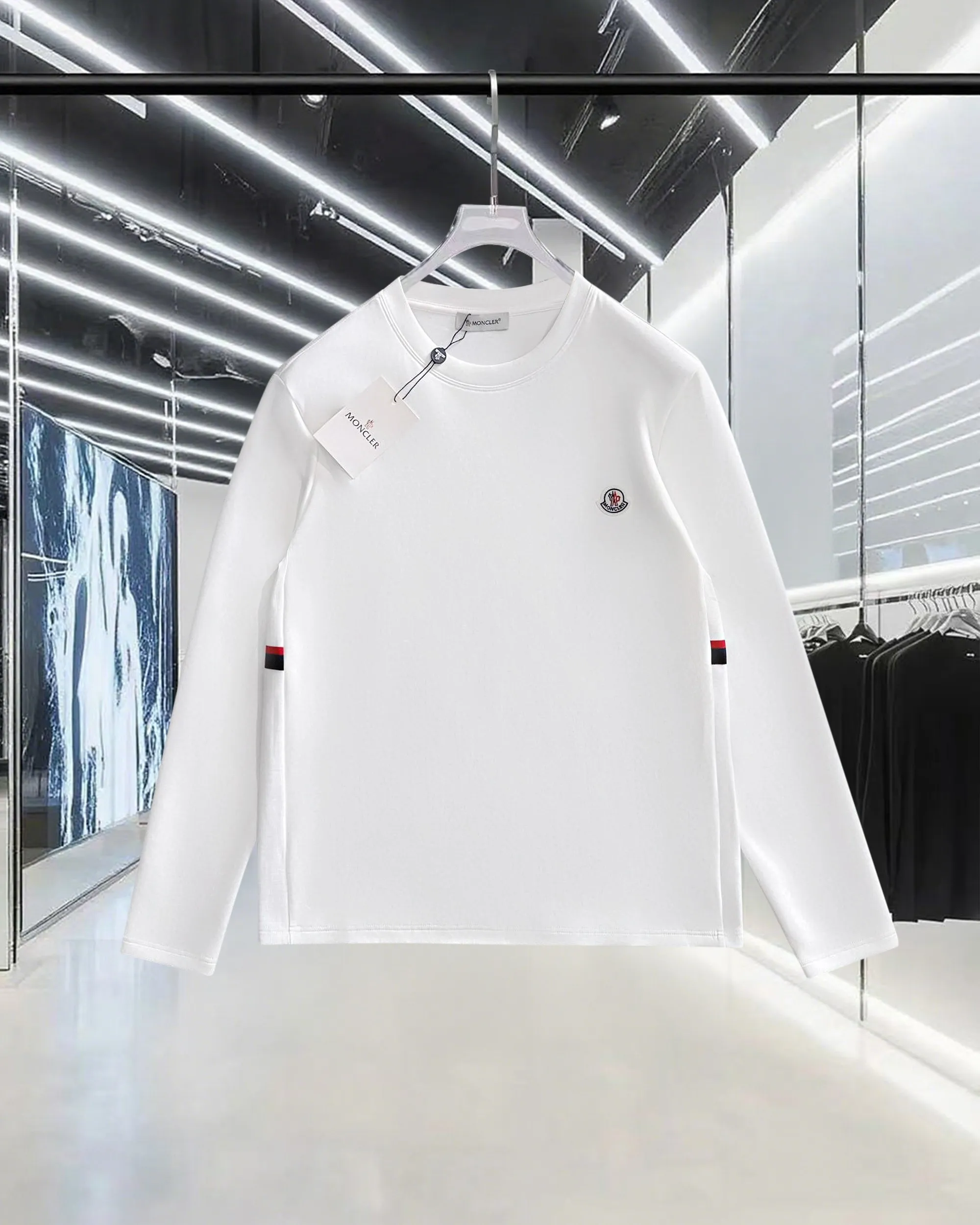 P220 MONCLER/Muzzle 2025Fw new autumn and winter style Logo letters on the chest Small color-blocking logo on the side Same style for men and women Pullover round neck long-sleeved T-shirt Brand classic Pure cotton fabric Official synchronization High version High quality Fashionable personality Versatile trend Pure original quality Original fabric Hang tag Collar label Washed wheat Complete three standards Color: Black. White. Size: M-3XL