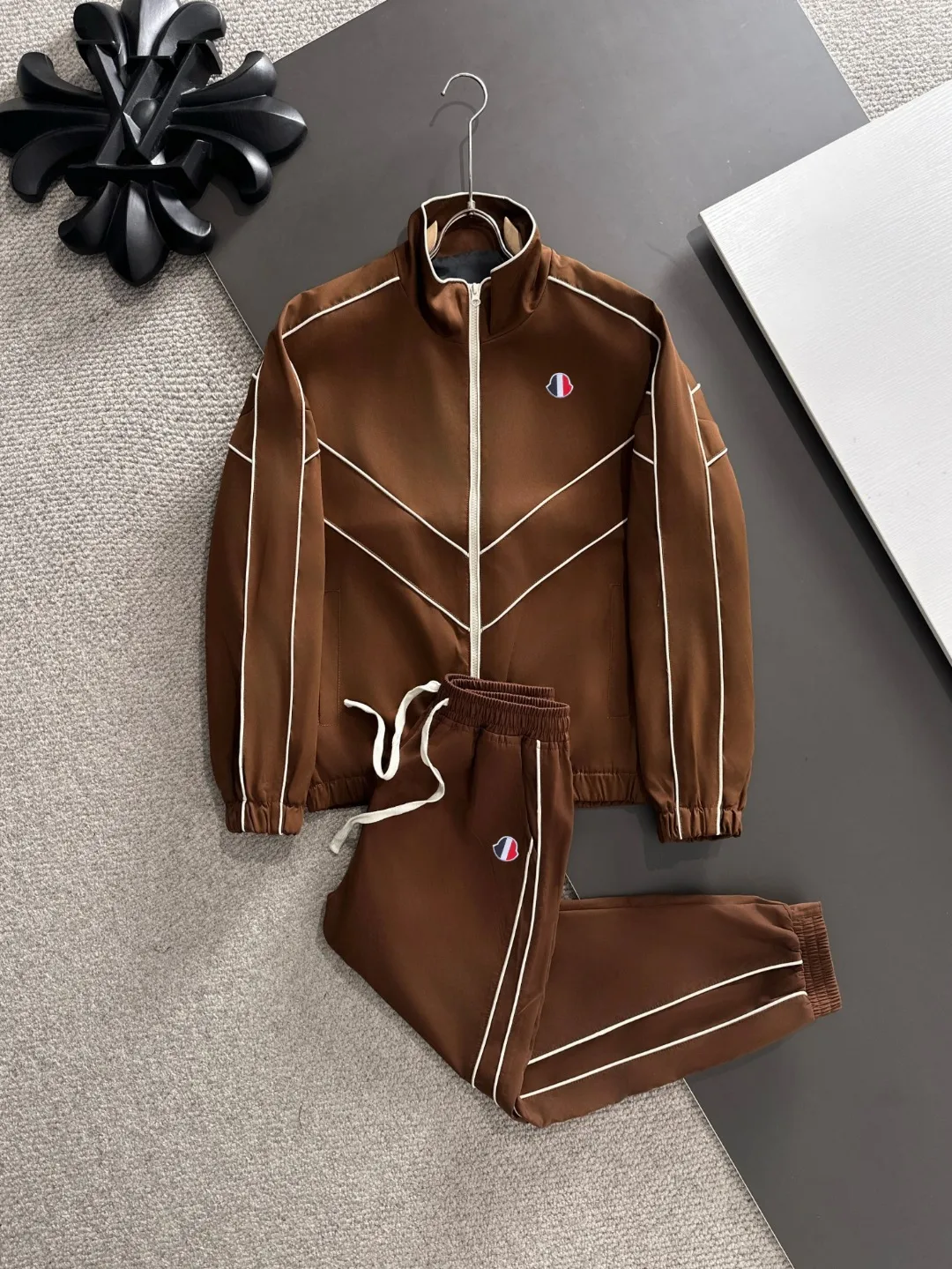 Next day shipping P720 MONCLER/Mongolian high quality 2025 autumn and winter new casual heavy industry suit exclusively developed by yb! High quality production! The top version of the trading company channel order, external orders for imported custom fabrics, high breathability and comfort, impeccable details, absolutely worth buying! This type of suit is also a must-have for lazy people. You don’t have to think about how to match it, you can just get it in one set! Brand element design concept, delicate and soft feel! It presents a casual cut and the upper body shape is great! On sale simultaneously on the official website! From a high-end men's positioning brand, the low-key luxury taste is irresistible! Exquisite workmanship and impeccable quality! The overall style is simple, fashionable and timeless, fully meeting the requirements of stylish and tasteful dressing! Size: M to 5XL (or state your height and weight when placing an order)