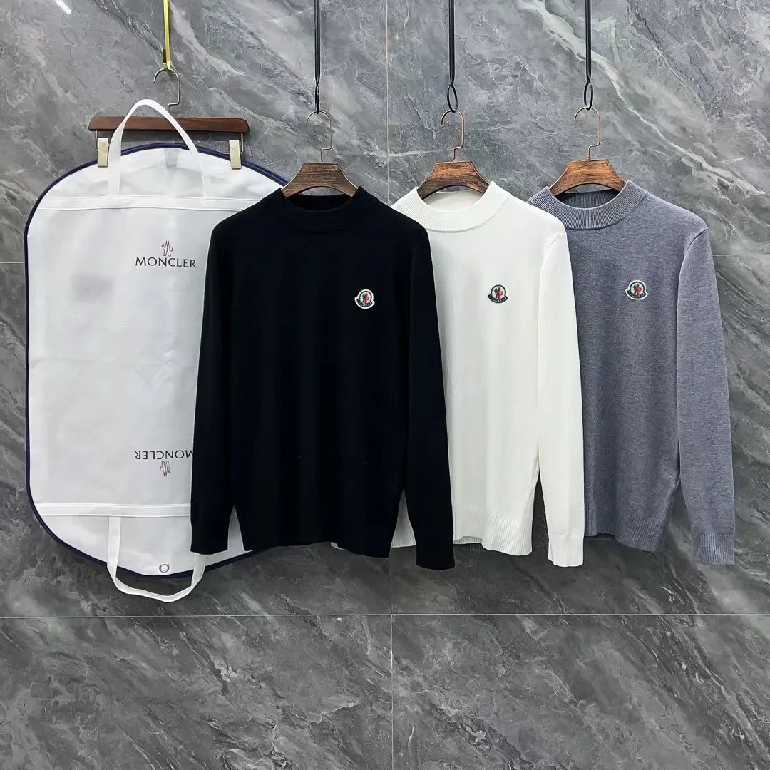 P210 Moncler, complete with 3 marks for the muzzle, logo embroidered turtleneck sweater, fine wool blended sweater, high-end customized collection for men and women, part of the brand's high-end main line, patented top-grade yarn blending, using innovation to interpret conventional styles. The configuration of the fabric is subversive. The details are remarkable. The most anticipated sweater in winter. Full of high-end sense. Outflowed from the brand's designated Zhejiang processing factory. Very cost-effective. Meri wool yarn is of excellent quality. It feels super soft, delicate, soft, non-pilling and does not deform. It is available at all major counters at the same time. It is a must-have product every year. The product seems simple, the process is extremely complicated, and the upper body is not picky. The upper body is extremely skin-friendly and comfortable. It can be worn close to the body with an outer jacket or as an outer layer. Color: Black White Gray Size: M L XL 2XL 3XL