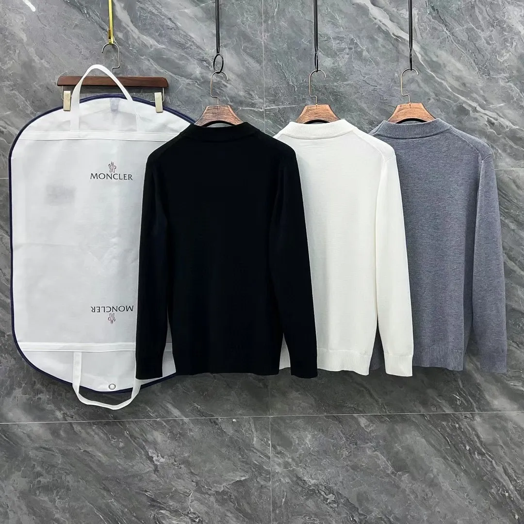 P210 Moncler, complete with 3 marks for the muzzle, logo embroidered turtleneck sweater, fine wool blended sweater, high-end customized collection for men and women, part of the brand's high-end main line, patented top-grade yarn blending, using innovation to interpret conventional styles. The configuration of the fabric is subversive. The details are remarkable. The most anticipated sweater in winter. Full of high-end sense. Outflowed from the brand's designated Zhejiang processing factory. Very cost-effective. Meri wool yarn is of excellent quality. It feels super soft, delicate, soft, non-pilling and does not deform. It is available at all major counters at the same time. It is a must-have product every year. The product seems simple, the process is extremely complicated, and the upper body is not picky. The upper body is extremely skin-friendly and comfortable. It can be worn close to the body with an outer jacket or as an outer layer. Color: Black White Gray Size: M L XL 2XL 3XL