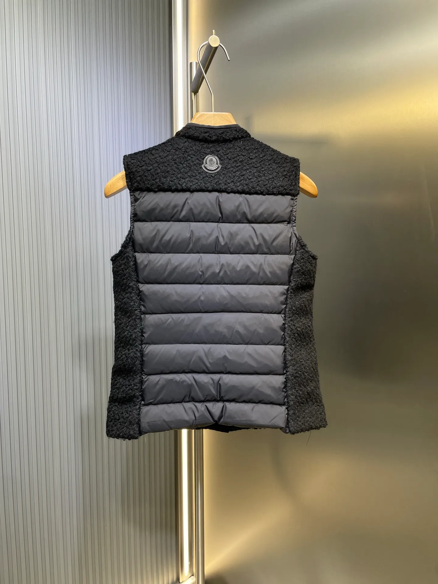 P640 MONCLER 25FW early autumn new product Woolen stand-up collar vest jacket Made of woolen cotton fabric Spliced ​​down at the back Hardware golo custom molding Four-bag slim fit Seiko production High-end texture Size: s m l