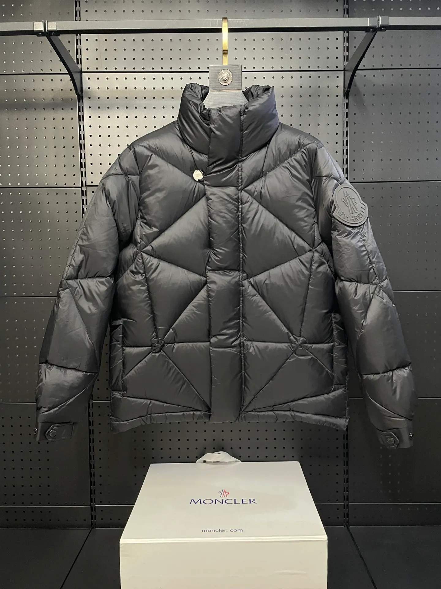 P960 Fei Dong collaborates with Moncler. Moncler once again joins hands with Pharrell Williams to create a joint series. The top 90 white duck I chose this time is the Moncler Genius product line. This Oak jacket is made of technical nylon, equipped with snap pockets and down padding to create the best warmth. The unique triangular car line will create a more artistic visual effect as a whole. The solid color dress is only decorated with LOGO on the chest and arms, which will not be too public while retaining the joint identity. It is also very versatile when paired together. This design technique has also appeared many times in Fei Dong’s joint brands, which is quite recognizable. Size: 1-5