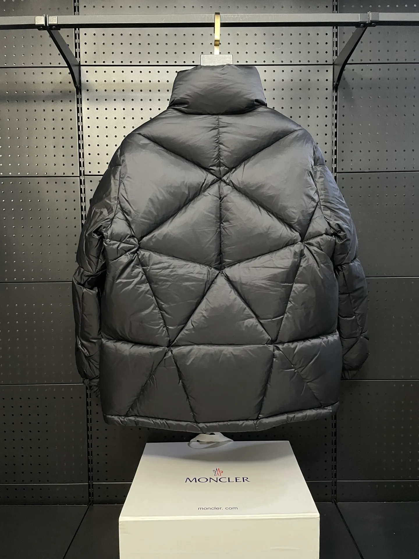 P960 Fei Dong collaborates with Moncler. Moncler once again joins hands with Pharrell Williams to create a joint series. The top 90 white duck I chose this time is the Moncler Genius product line. This Oak jacket is made of technical nylon, equipped with snap pockets and down padding to create the best warmth. The unique triangular car line will create a more artistic visual effect as a whole. The solid color dress is only decorated with LOGO on the chest and arms, which will not be too public while retaining the joint identity. It is also very versatile when paired together. This design technique has also appeared many times in Fei Dong’s joint brands, which is quite recognizable. Size: 1-5
