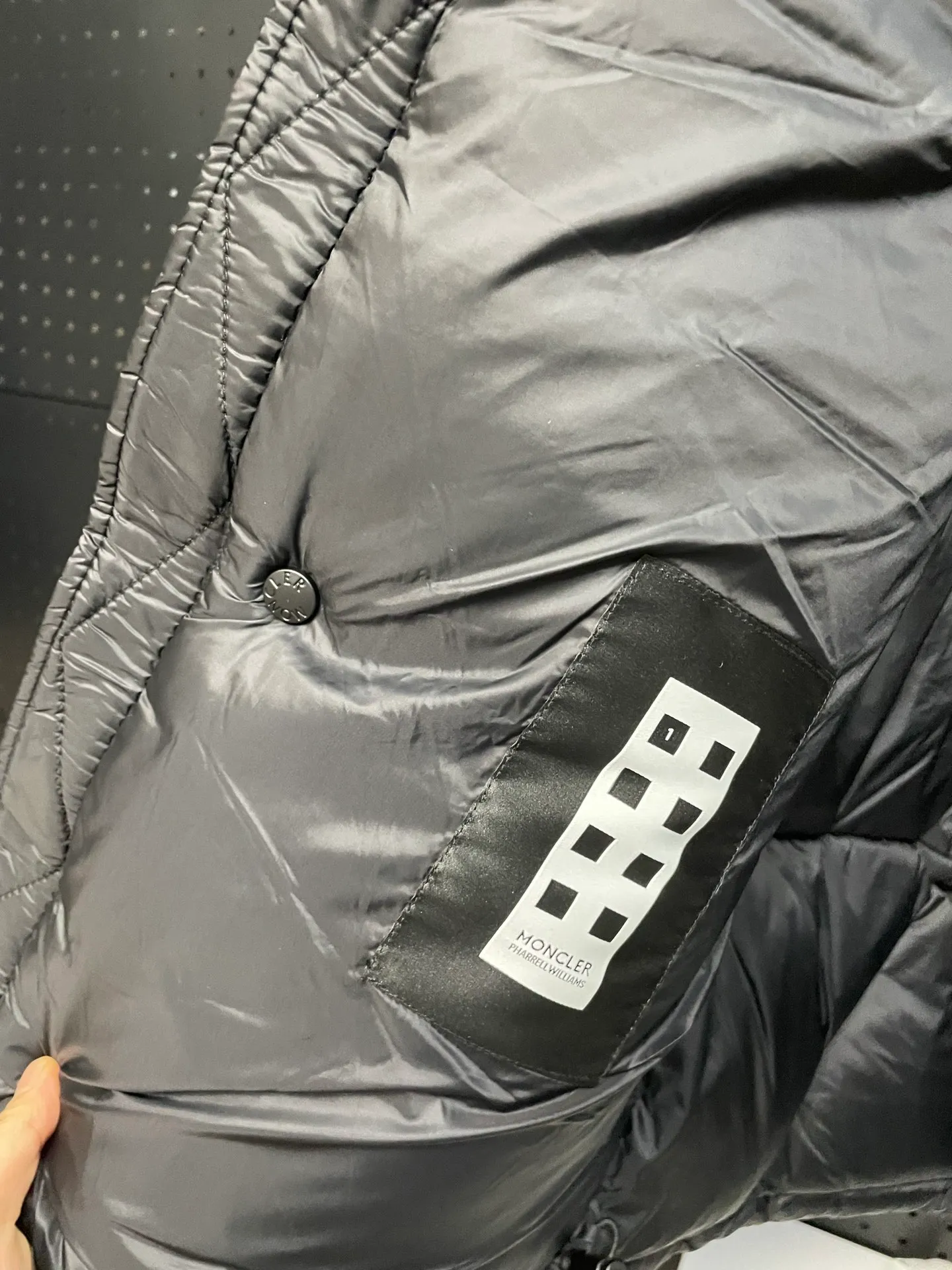 P960 Fei Dong collaborates with Moncler. Moncler once again joins hands with Pharrell Williams to create a joint series. The top 90 white duck I chose this time is the Moncler Genius product line. This Oak jacket is made of technical nylon, equipped with snap pockets and down padding to create the best warmth. The unique triangular car line will create a more artistic visual effect as a whole. The solid color dress is only decorated with LOGO on the chest and arms, which will not be too public while retaining the joint identity. It is also very versatile when paired together. This design technique has also appeared many times in Fei Dong’s joint brands, which is quite recognizable. Size: 1-5