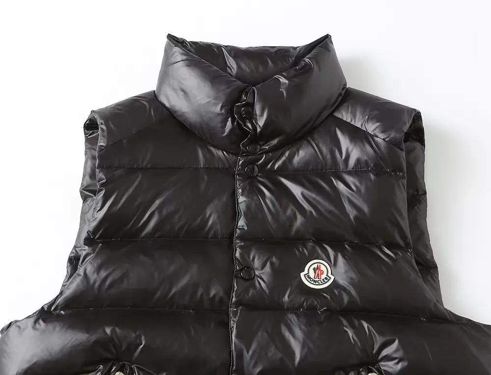 P640 Moncler/Mongolian "Official website same style embroidered small label" Vest down jacket - Fabric: National standard 90 white duck down jacket, made of polyester fiber fabric, comfortable and warm, perfect appearance, good bulk recovery after compression, heat accumulation and warmth locking, complete three standards, original fabric, official same style, different from ordinary version on the market - Color: black white - Size: M L XL XXL XXL XXXL - Purchase the original mold and create it with a full set of customized accessories. Details determine success or failure.  - Accessories: The original accessories are complete with one to one and three standards, os off-shoulder version, same style for men and women, official website quality - no gender distinction, same style for men and women