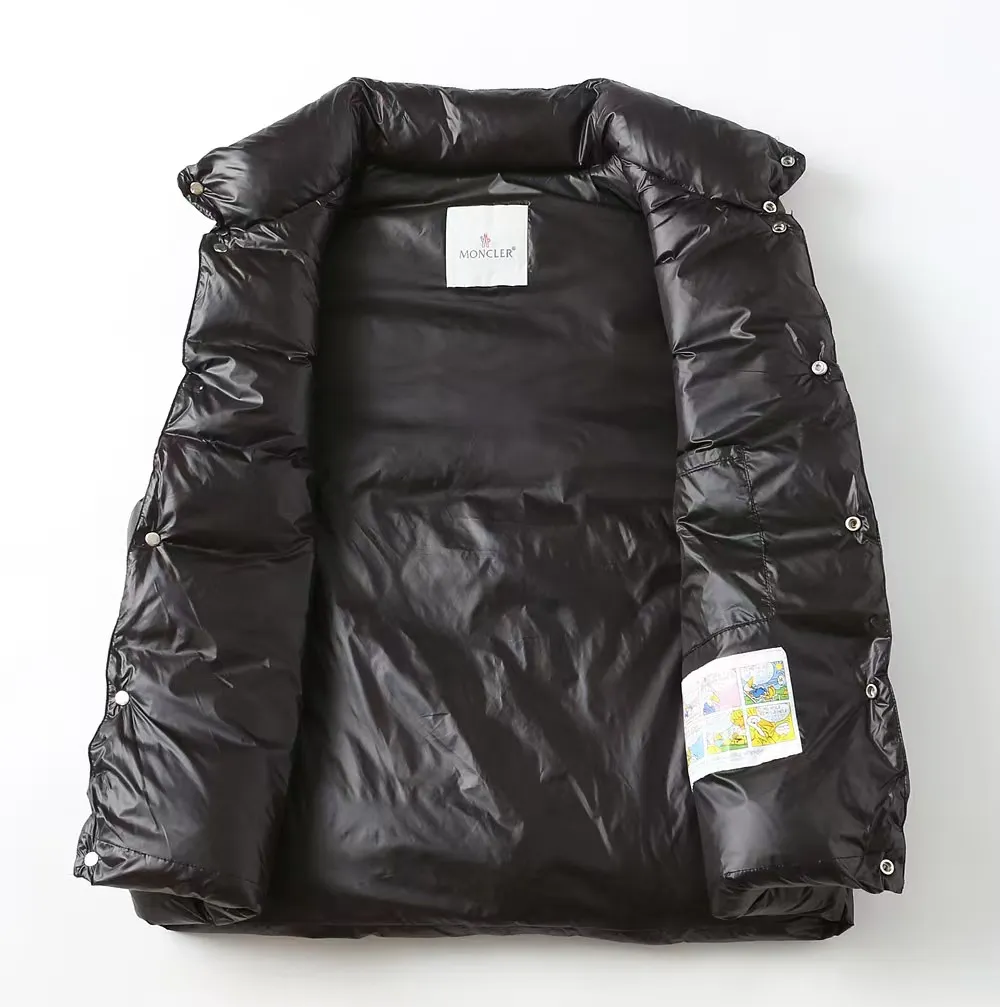 P640 Moncler/Mongolian "Official website same style embroidered small label" Vest down jacket - Fabric: National standard 90 white duck down jacket, made of polyester fiber fabric, comfortable and warm, perfect appearance, good bulk recovery after compression, heat accumulation and warmth locking, complete three standards, original fabric, official same style, different from ordinary version on the market - Color: black white - Size: M L XL XXL XXL XXXL - Purchase the original mold and create it with a full set of customized accessories. Details determine success or failure.  - Accessories: The original accessories are complete with one to one and three standards, os off-shoulder version, same style for men and women, official website quality - no gender distinction, same style for men and women