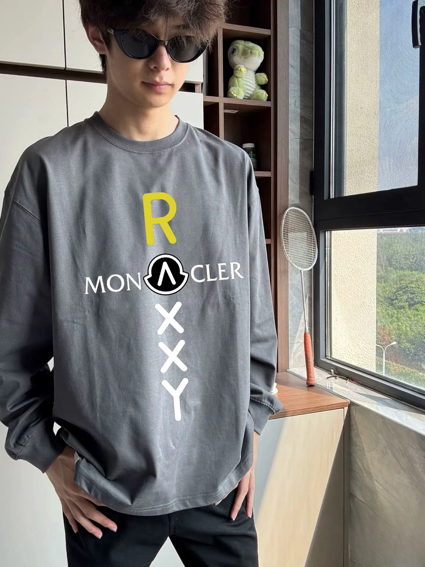 P170 Moncler 2025 new model, light luxury, cross printed letter logo, same style for men and women, long-sleeved T-shirt ·Customized 300g 100% double yarn pure cotton fabric ·Dyeing 32 count double-strand thread ·Collar label, hangtag, main mark and three labels complete Color: Gray Size: XS S M L