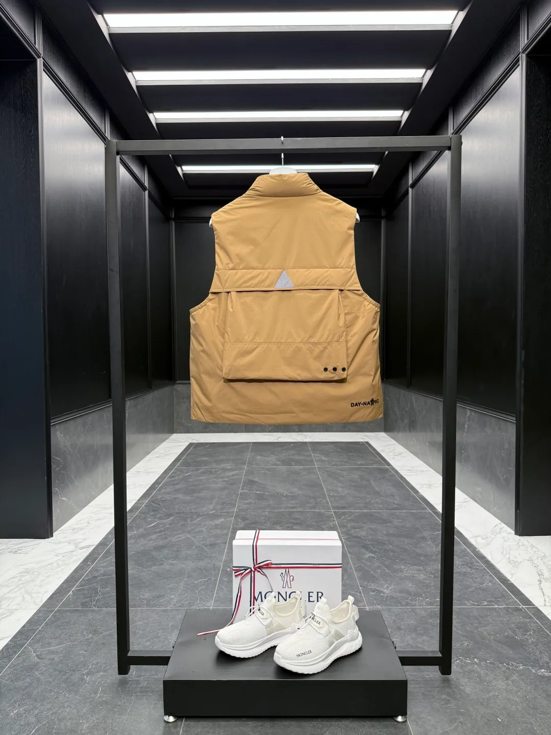 P820 ​​Premium Down ⬆️Moncler Grenoble Tongass Down Outdoor Vest. High-end Black Label Series. Original replacement fabric. Premium duck neck down filling. The Tongass Down Vest provides protection without being heavy and is specially designed for outdoor activities in mild weather.  The Tongass down vest is the result of research into lightweight performance outerwear. Functional fabric is tight and durable without adding extra weight. Features a large utility pocket and carabiner clip to reduce the amount of luggage you carry. Details •Designed for outdoor activities •Made from tight fabric •Polyester lining •Down filling •Snap button closure •Utility pockets with snap, zip and Velcro closure •Drawstring hem •Front carabiner •Reflective details Size: 1-5 Light Brown/Black D00780