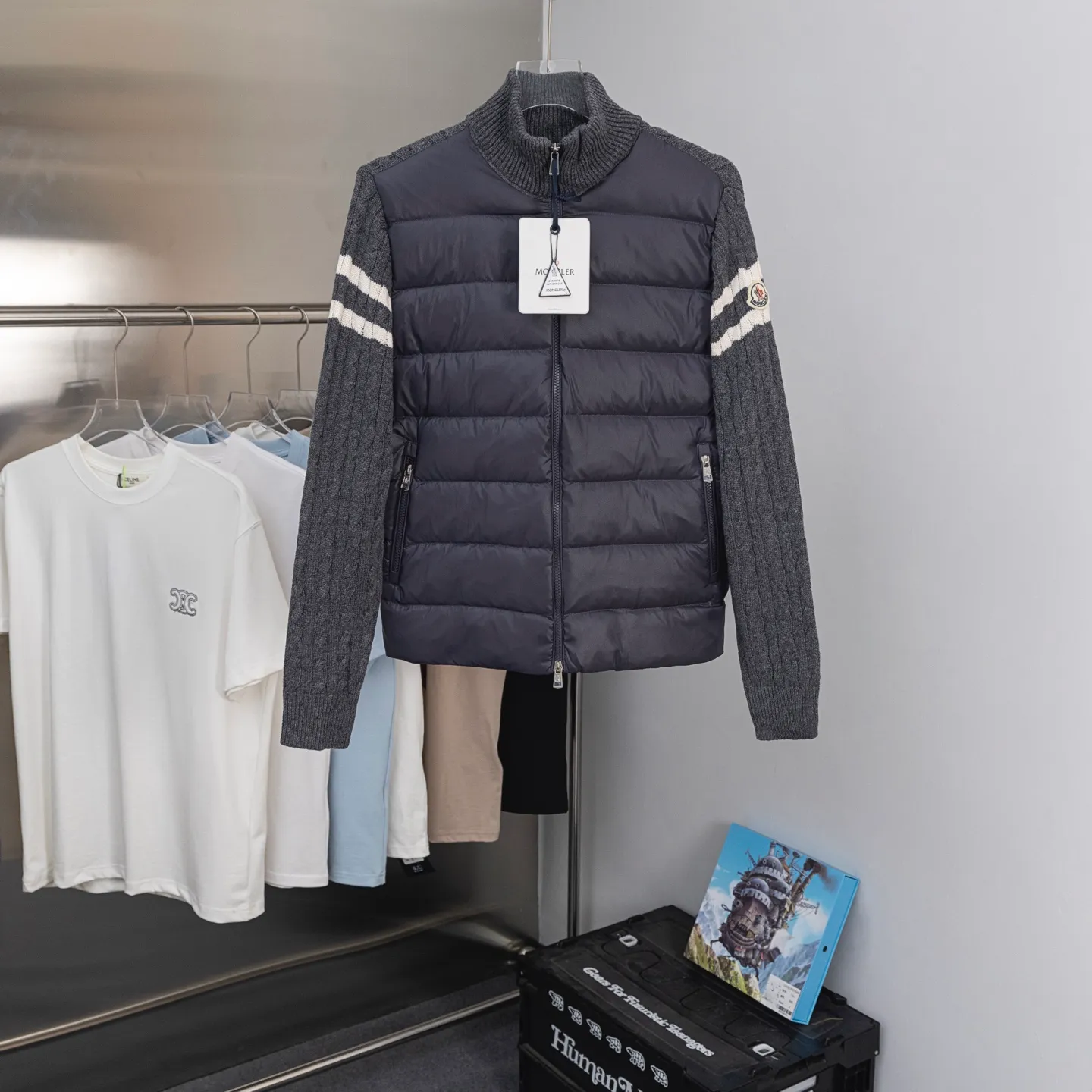 P620 2025 Autumn and Winter New Style🆕Down Jacket Top Purchasing Version MONCLER Wool Spliced Sleeves Same Style for Men and Women Down Jacket Jacket MONCLER / Moncler / Mouth New Style Each down jacket has been processed through at least 150 processes. The maximum fill power can reach 800➕ Make the wear warmer 5A level standard Use German anti-down needles up to 11 stitches every three centimeters Precision sewing Sleeve LOGO mark: The sleeve LOGO mark is made of wool, and the embroidery is made by Japanese Tajima machine. NFC chip: Both the sleeve wool embroidery mark and the inner wash mark can verify the NFC chip. Fabric: Light waterproof and breathable nylon cloth. Filling: 90% white duck down. Made of the best cloud velvet. Very high fluffy and very warm. Zipper: electroplated engraved logo zipper consistent with the original version. Embroidery: made by Japanese Tajima embroidery machine. Accessories: main label. Wash label. Tags and packaging are all original and complete