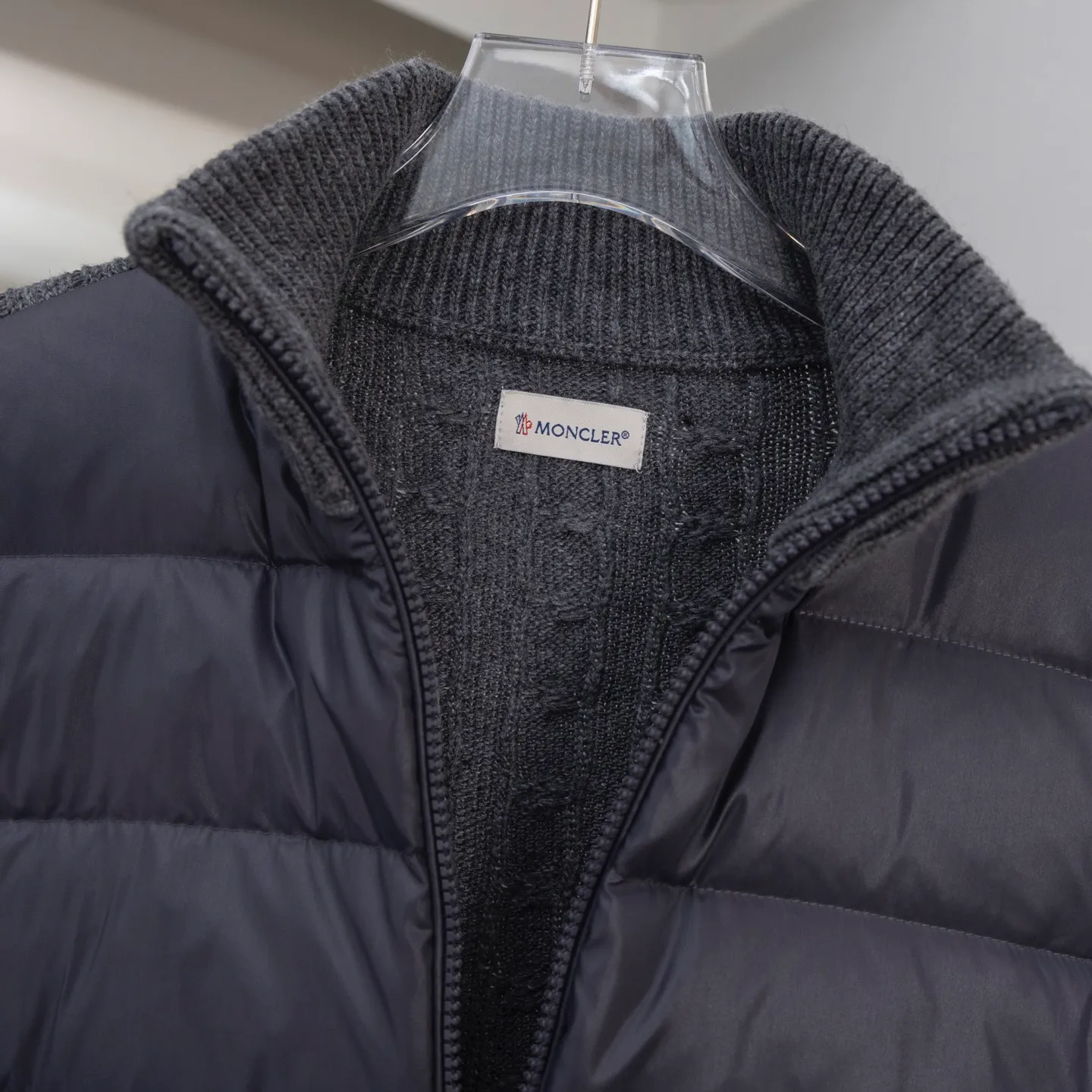 P620 2025 Autumn and Winter New Style🆕Down Jacket Top Purchasing Version MONCLER Wool Spliced Sleeves Same Style for Men and Women Down Jacket Jacket MONCLER / Moncler / Mouth New Style Each down jacket has been processed through at least 150 processes. The maximum fill power can reach 800➕ Make the wear warmer 5A level standard Use German anti-down needles up to 11 stitches every three centimeters Precision sewing Sleeve LOGO mark: The sleeve LOGO mark is made of wool, and the embroidery is made by Japanese Tajima machine. NFC chip: Both the sleeve wool embroidery mark and the inner wash mark can verify the NFC chip. Fabric: Light waterproof and breathable nylon cloth. Filling: 90% white duck down. Made of the best cloud velvet. Very high fluffy and very warm. Zipper: electroplated engraved logo zipper consistent with the original version. Embroidery: made by Japanese Tajima embroidery machine. Accessories: main label. Wash label. Tags and packaging are all original and complete