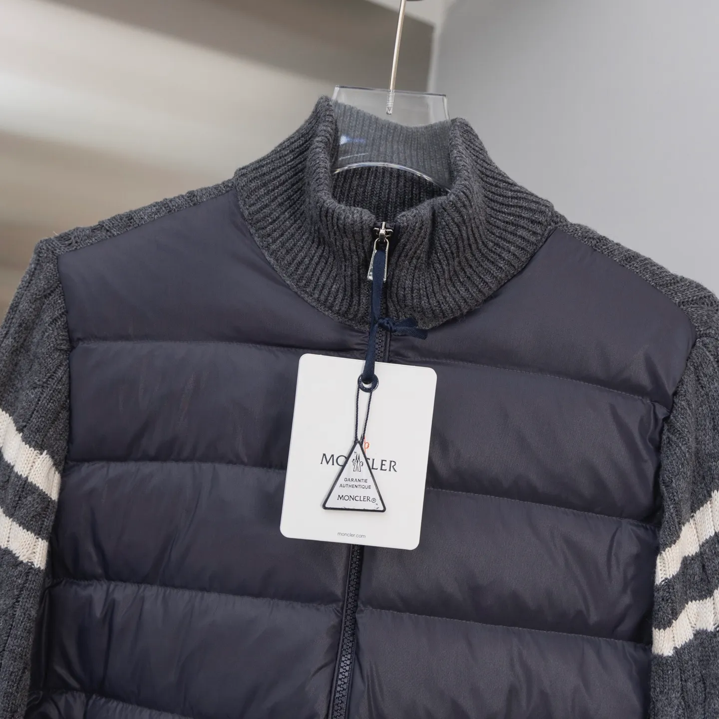 P620 2025 Autumn and Winter New Style🆕Down Jacket Top Purchasing Version MONCLER Wool Spliced Sleeves Same Style for Men and Women Down Jacket Jacket MONCLER / Moncler / Mouth New Style Each down jacket has been processed through at least 150 processes. The maximum fill power can reach 800➕ Make the wear warmer 5A level standard Use German anti-down needles up to 11 stitches every three centimeters Precision sewing Sleeve LOGO mark: The sleeve LOGO mark is made of wool, and the embroidery is made by Japanese Tajima machine. NFC chip: Both the sleeve wool embroidery mark and the inner wash mark can verify the NFC chip. Fabric: Light waterproof and breathable nylon cloth. Filling: 90% white duck down. Made of the best cloud velvet. Very high fluffy and very warm. Zipper: electroplated engraved logo zipper consistent with the original version. Embroidery: made by Japanese Tajima embroidery machine. Accessories: main label. Wash label. Tags and packaging are all original and complete