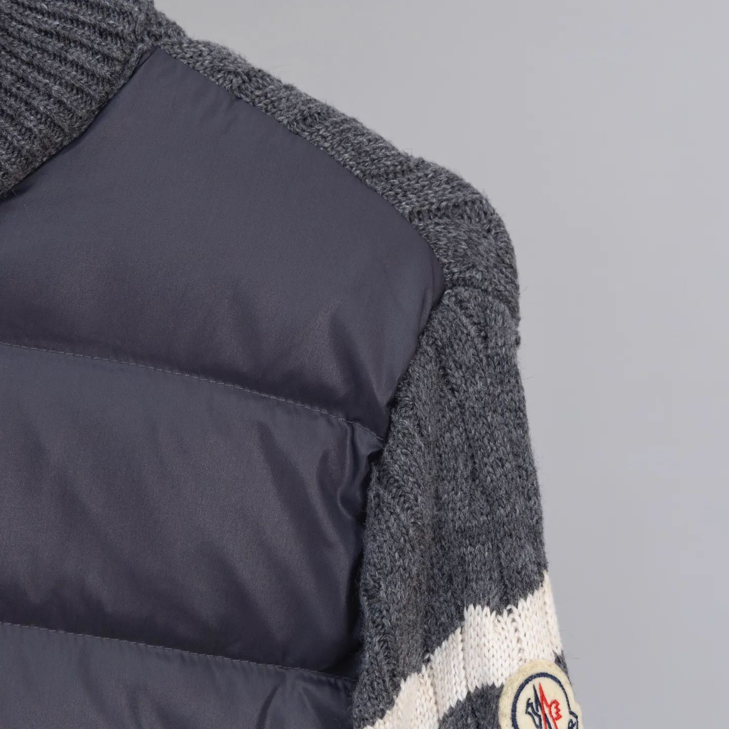 P620 2025 Autumn and Winter New Style🆕Down Jacket Top Purchasing Version MONCLER Wool Spliced Sleeves Same Style for Men and Women Down Jacket Jacket MONCLER / Moncler / Mouth New Style Each down jacket has been processed through at least 150 processes. The maximum fill power can reach 800➕ Make the wear warmer 5A level standard Use German anti-down needles up to 11 stitches every three centimeters Precision sewing Sleeve LOGO mark: The sleeve LOGO mark is made of wool, and the embroidery is made by Japanese Tajima machine. NFC chip: Both the sleeve wool embroidery mark and the inner wash mark can verify the NFC chip. Fabric: Light waterproof and breathable nylon cloth. Filling: 90% white duck down. Made of the best cloud velvet. Very high fluffy and very warm. Zipper: electroplated engraved logo zipper consistent with the original version. Embroidery: made by Japanese Tajima embroidery machine. Accessories: main label. Wash label. Tags and packaging are all original and complete