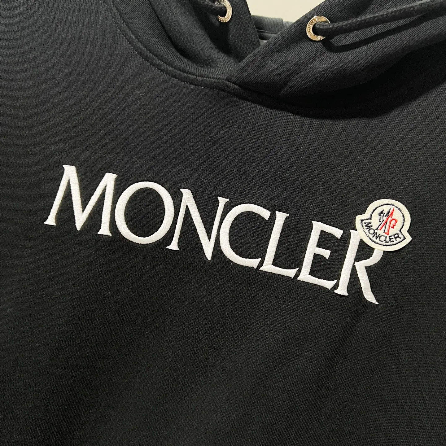 P260 MONCLER/muzzle 420g pure cotton hooded sweatshirt Arranged embroidery 🪡 Chest letter LOGO brand seal logo Official synchronization High version High quality Fashion personality Versatile trend Pure original quality Original fabric Hang tag Collar label Washed wheat Complete three labels Color: Black. White. Size: XS-L