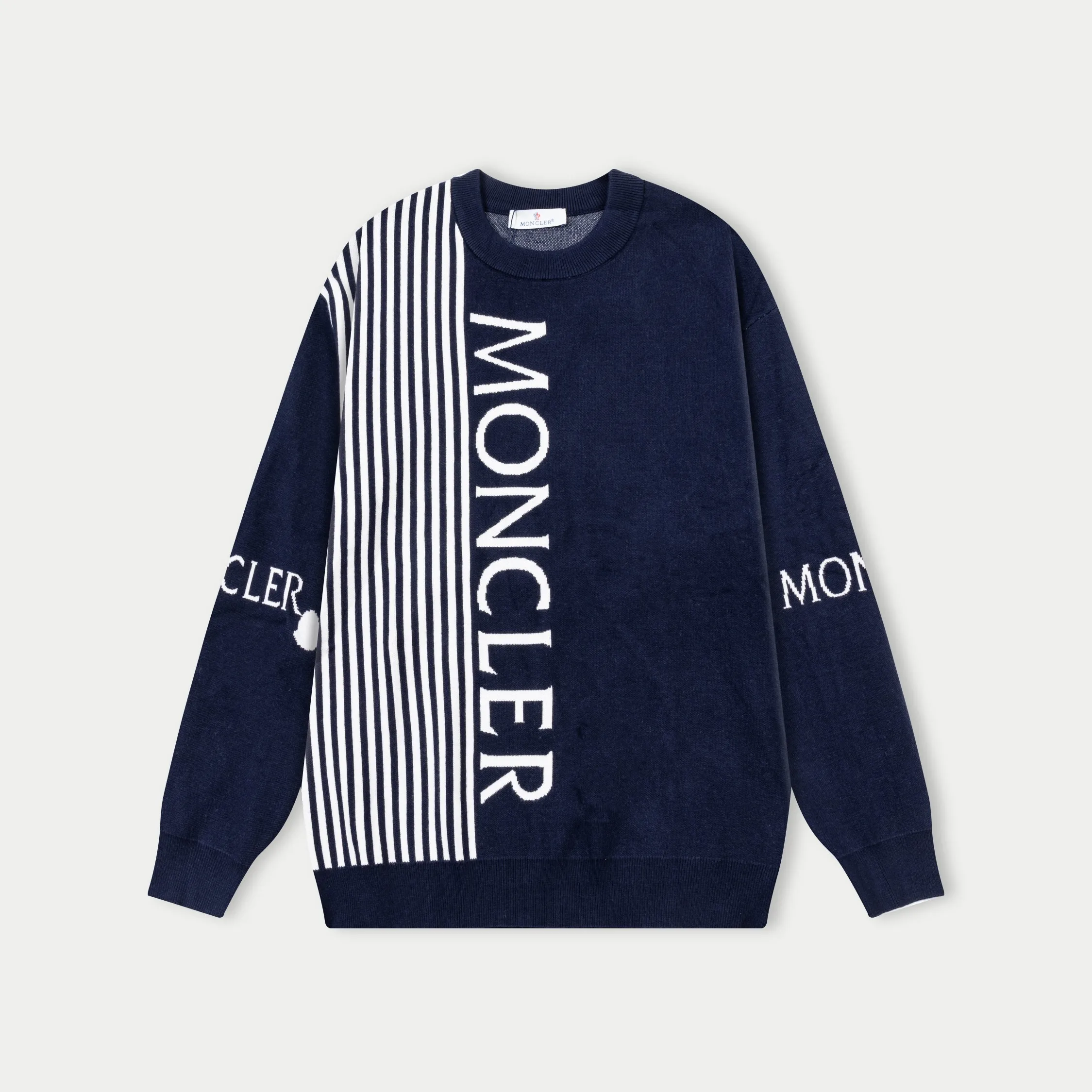 P320 MONCLER 25ss new round neck sweater. Original fabric. Made of custom-made natural medium-thick imported wool gauze. It feels very comfortable and smooth. The version is quite wide and stylish. Produced by a first-line brand factory. Woven by imported machines. It is very soft and skin-friendly. It will not deform after long-term wear. The latest autumn and winter style. Fashionable and personalized. Super versatile and good-looking. Very suitable for both men and women. A must-have for everyone. Color: royal blue black Size: M-3XL