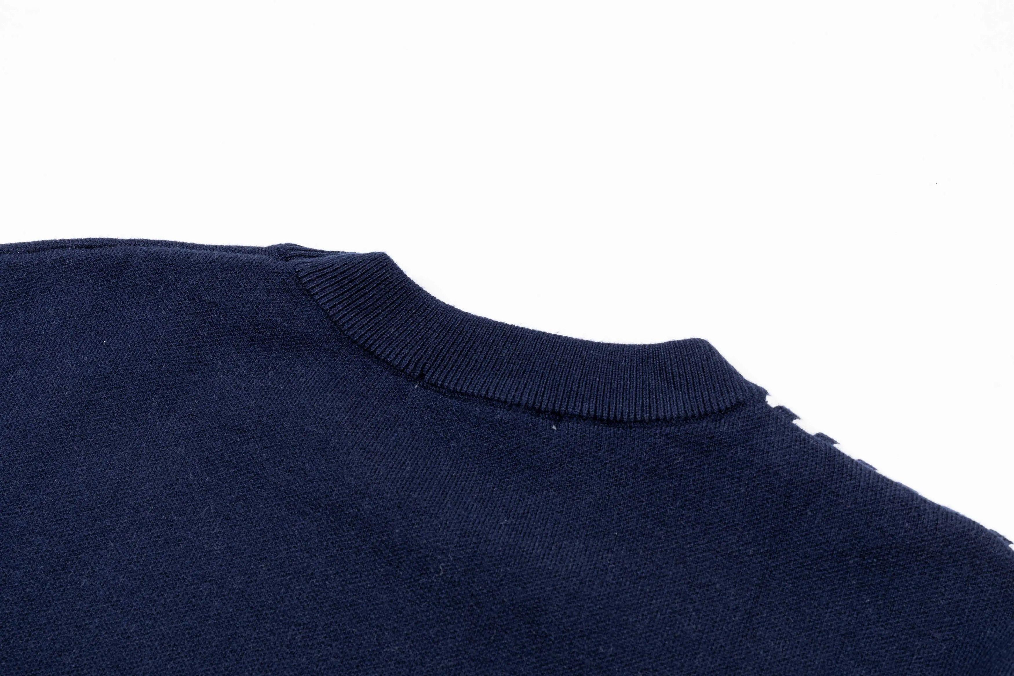 P320 MONCLER 25ss new round neck sweater. Original fabric. Made of custom-made natural medium-thick imported wool gauze. It feels very comfortable and smooth. The version is quite wide and stylish. Produced by a first-line brand factory. Woven by imported machines. It is very soft and skin-friendly. It will not deform after long-term wear. The latest autumn and winter style. Fashionable and personalized. Super versatile and good-looking. Very suitable for both men and women. A must-have for everyone. Color: royal blue black Size: M-3XL