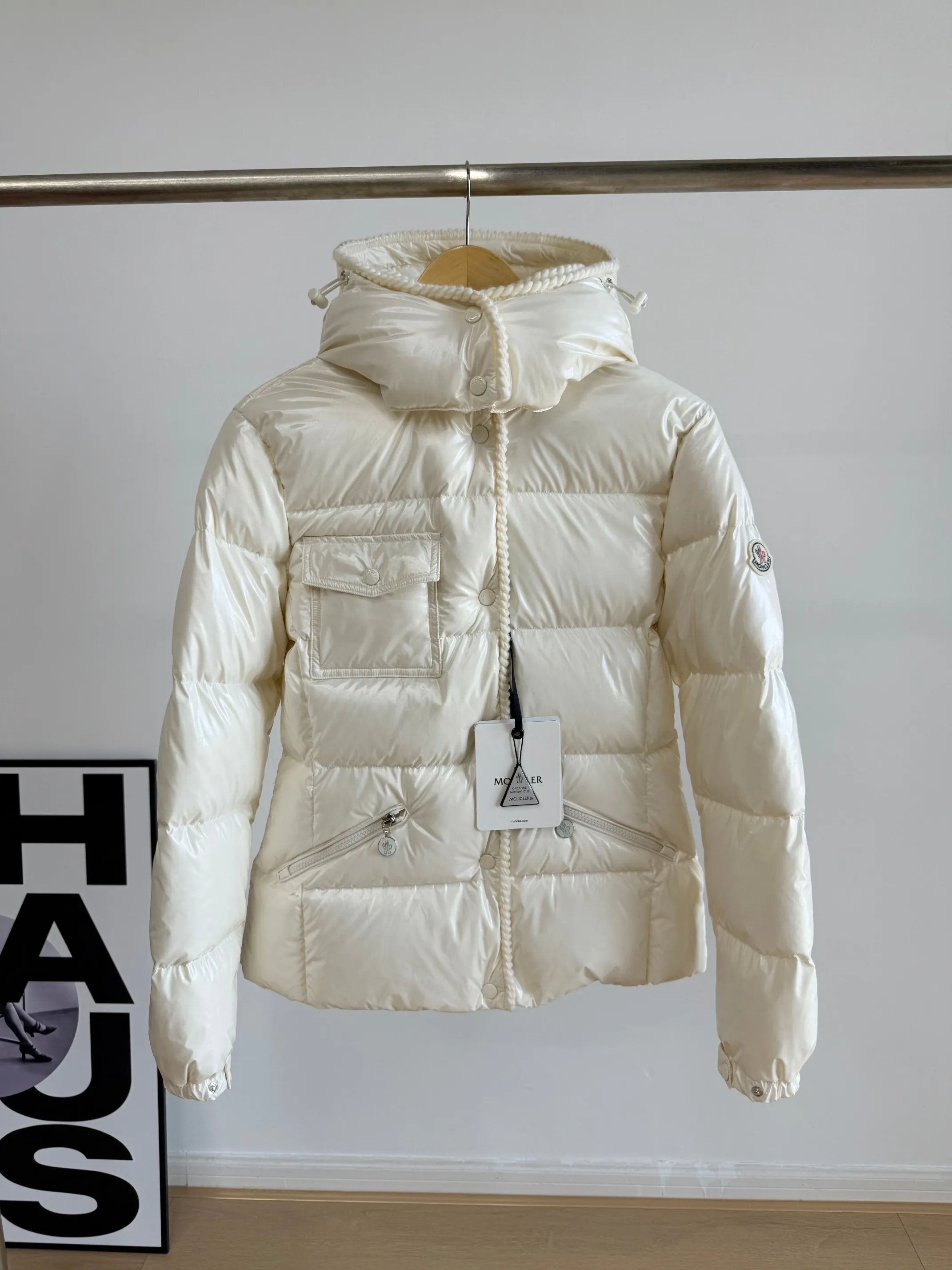 P880 Moncler/Moncler 25 new oil wax leather waisted GLAREIN hooded long-sleeved down jacket for women. Oil wax leather coated new fabric, slim design style, warm and slimming, 90% goose down filling, molded custom hardware. Color: red, white, blue, black Code number: 1234