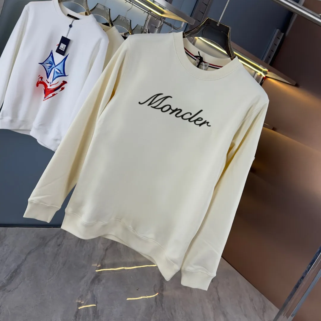 P210 High-version sweatshirt) [Long-term stock] 〖𝐌𝐎𝐍𝐂𝐋𝐄𝐑~Mask〗 Made of 440g heavy-weight fabric. It is different from the market currency. It can be matched with any variety and is properly handsome. 😎The whole dress is made of double waistcoats. The double waistcoats make the whole dress more three-dimensional. Not ordinary factories can do such fine work. 2025 Spring runway version of the T stage, on sale at the counter, round neck terry sweatshirt, high-end double-strand pure cotton, custom-made stretch ribs, dyed in the same vat, complete with three standards, matched with exquisite embroidered LOGO on the chest, simple and advanced, same style for men and women. Color: black, apricot, white, size: S M L XL 2XL
