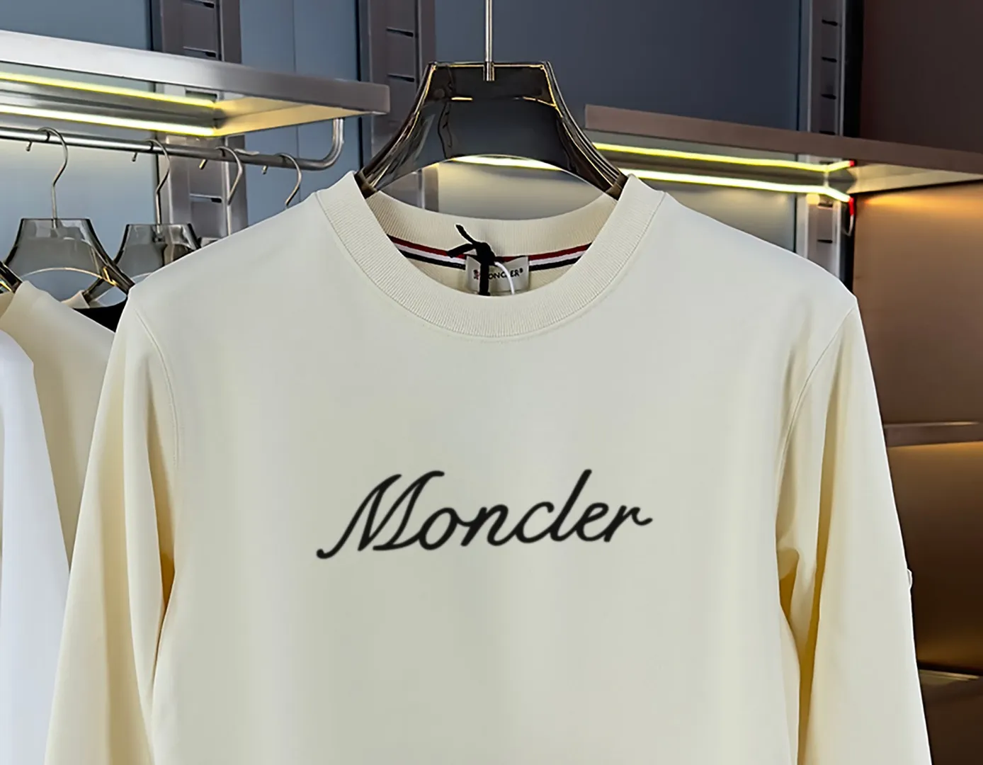 P210 High-version sweatshirt) [Long-term stock] 〖𝐌𝐎𝐍𝐂𝐋𝐄𝐑~Mask〗 Made of 440g heavy-weight fabric. It is different from the market currency. It can be matched with any variety and is properly handsome. 😎The whole dress is made of double waistcoats. The double waistcoats make the whole dress more three-dimensional. Not ordinary factories can do such fine work. 2025 Spring runway version of the T stage, on sale at the counter, round neck terry sweatshirt, high-end double-strand pure cotton, custom-made stretch ribs, dyed in the same vat, complete with three standards, matched with exquisite embroidered LOGO on the chest, simple and advanced, same style for men and women. Color: black, apricot, white, size: S M L XL 2XL