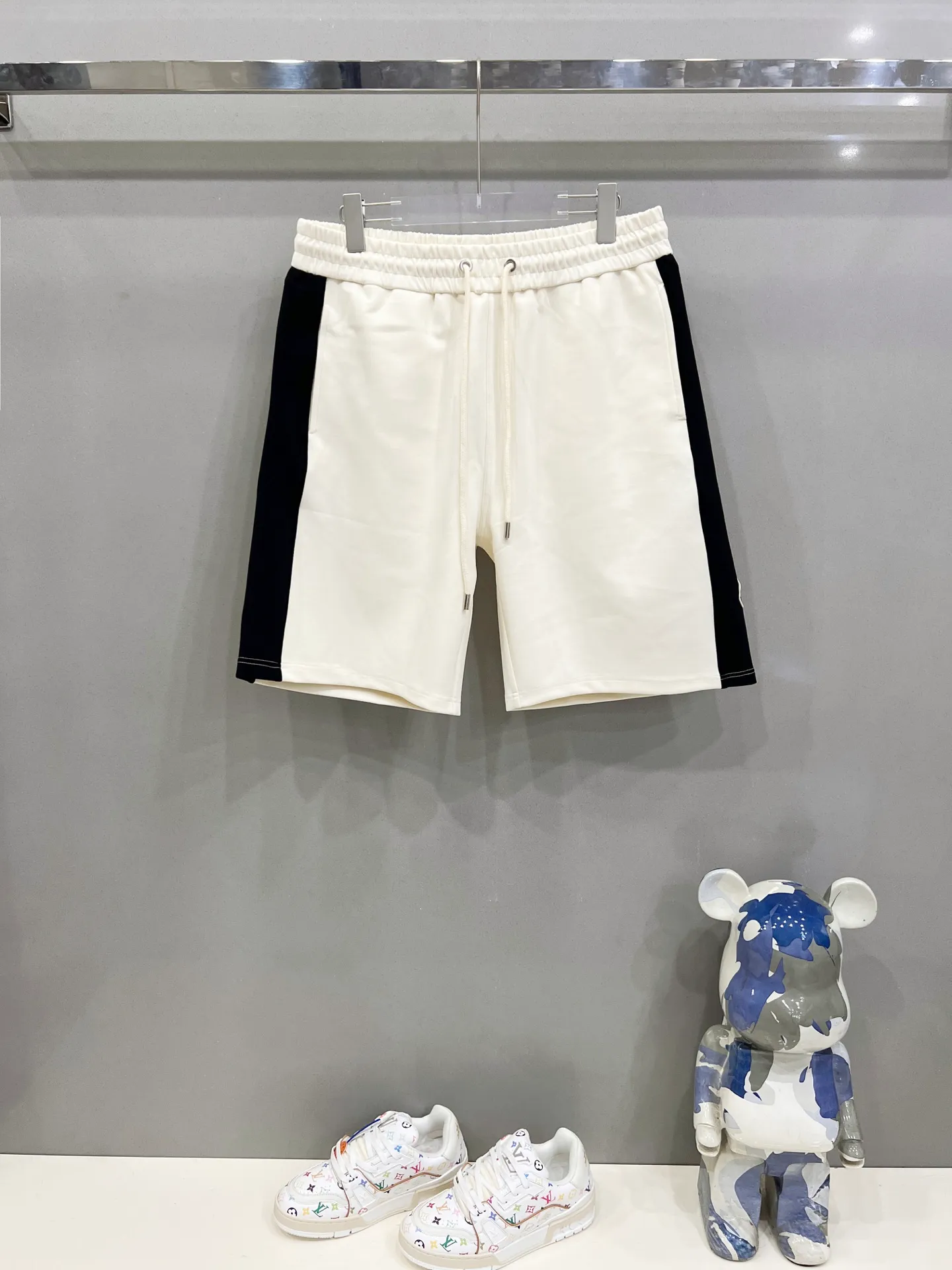 P180 MONCLER/Mask Customized space cotton shorts Contrasting color design simple brand Zhangzi LOGO process logo Official synchronization High version High quality Fashion personality Versatile trend Pure original quality Original fabric Hang tag Collar label Washed wheat Complete three standards Color: Black. Apricot. Size: XS-L