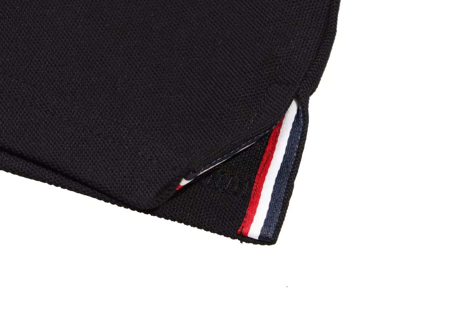 P200 [New model in stock] 𝐌𝐎𝐍𝐂𝐋𝐄𝐑~Mengkou #2024 early spring new high-quality lapel long-sleeved POLO shirt, counter-customized fabrics with high breathability and comfort, impeccable details, the brand's simple element design concept, reflecting high quality. It feels delicate and soft! It presents a casual cut and the upper body shape is great! The chest is filled with three-dimensional embroidery of the brand LOGO to highlight quality and luxury. Color: black, white Size: M~L~XL~2XL~3XL