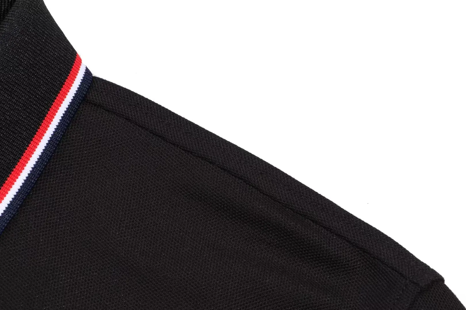 P200 [New model in stock] 𝐌𝐎𝐍𝐂𝐋𝐄𝐑~Mengkou #2024 early spring new high-quality lapel long-sleeved POLO shirt, counter-customized fabrics with high breathability and comfort, impeccable details, the brand's simple element design concept, reflecting high quality. It feels delicate and soft! It presents a casual cut and the upper body shape is great! The chest is filled with three-dimensional embroidery of the brand LOGO to highlight quality and luxury. Color: black, white Size: M~L~XL~2XL~3XL