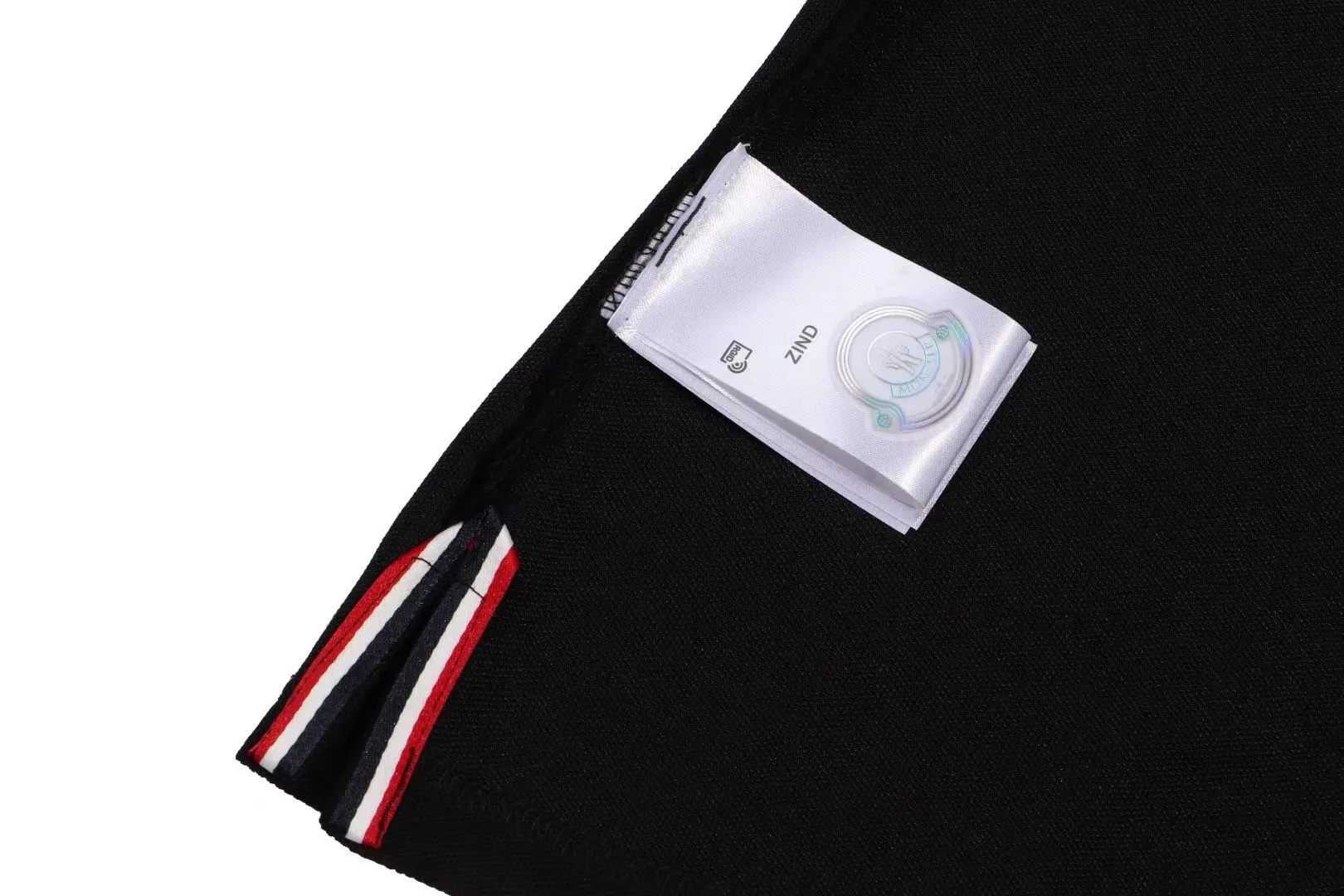 P200 [New model in stock] 𝐌𝐎𝐍𝐂𝐋𝐄𝐑~Mengkou #2024 early spring new high-quality lapel long-sleeved POLO shirt, counter-customized fabrics with high breathability and comfort, impeccable details, the brand's simple element design concept, reflecting high quality. It feels delicate and soft! It presents a casual cut and the upper body shape is great! The chest is filled with three-dimensional embroidery of the brand LOGO to highlight quality and luxury. Color: black, white Size: M~L~XL~2XL~3XL