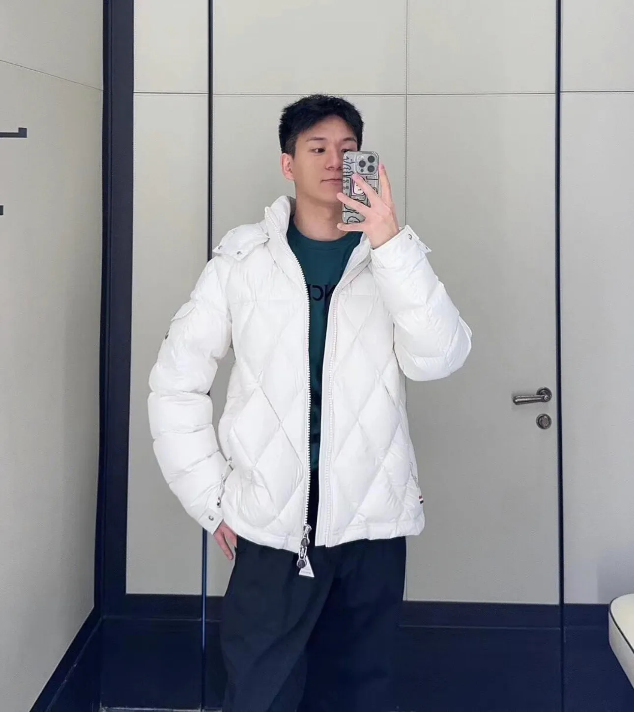 P840 Premium down with chip Moncler Averole short men's diamond check down jacket jacket. Premium goose down filling. Original matching hardware. The Averole men's short down jacket has an eye-catching stitching pattern, which combines diamond quilted yoke and rectangular quilted body. The Averole men's short down jacket has an eye-catching stitching pattern, and the diamond quilted yoke and rectangular quilted body complement each other. Made from stretch nylon and features a removable hood, pockets and two-way zip fly. Details •Made from stretch nylon fabric •Stretch nylon lining •Down filling •Detachable and adjustable hood with press studs and drawstring •Diamond quilted yoke •Zip closure •Zip pockets •Adjustable cuffs with press studs •Fleece felt logo Size: 1-5 Black White