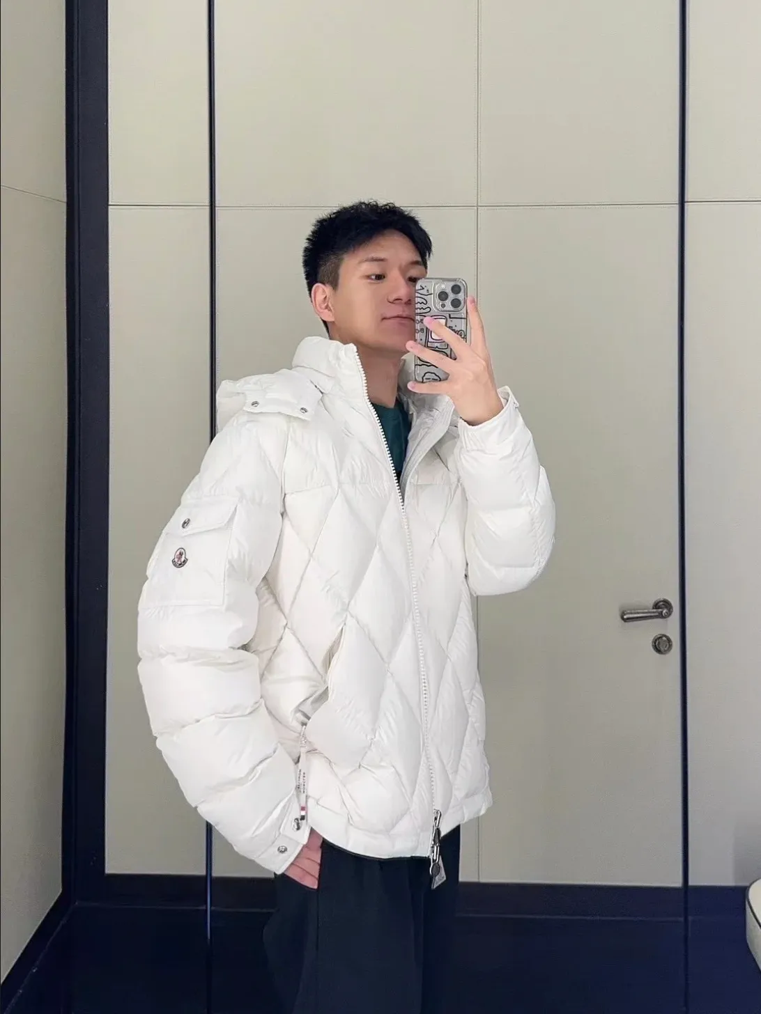 P840 Premium down with chip Moncler Averole short men's diamond check down jacket jacket. Premium goose down filling. Original matching hardware. The Averole men's short down jacket has an eye-catching stitching pattern, which combines diamond quilted yoke and rectangular quilted body. The Averole men's short down jacket has an eye-catching stitching pattern, and the diamond quilted yoke and rectangular quilted body complement each other. Made from stretch nylon and features a removable hood, pockets and two-way zip fly. Details •Made from stretch nylon fabric •Stretch nylon lining •Down filling •Detachable and adjustable hood with press studs and drawstring •Diamond quilted yoke •Zip closure •Zip pockets •Adjustable cuffs with press studs •Fleece felt logo Size: 1-5 Black White