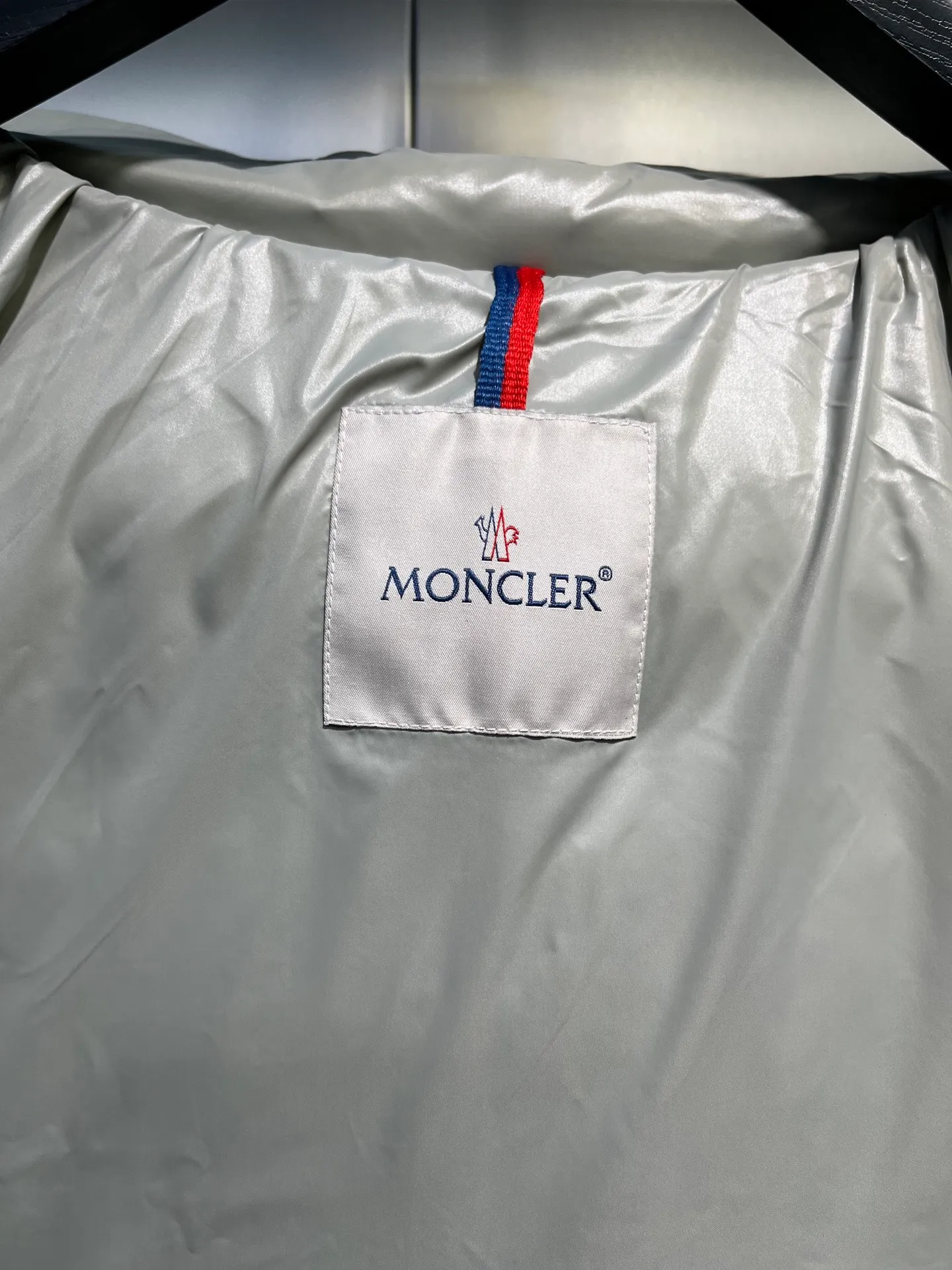 P780 Premium Mung Bean Gray) 𝗠𝗼𝗻𝗰𝗹𝗲𝗿 𝗠𝗮𝘆𝗮/ Moncler Top Mayan Down Jacket A super hit model that you can’t buy in winter. Eason Chan, Nicholas Tse, and Zhao Lusi have been wearing it one after another. They speak for themselves with their strength, a veteran-level style. This series is known for its fluffy bread style and glossy effect. It is the most popular series in the classic main line of the M family. Buying at the counter and from the official website is basically a matter of rush! Promise me to buy it soon! Just needed series! ! Don’t wait until winter when it’s hard to get one size: 123456