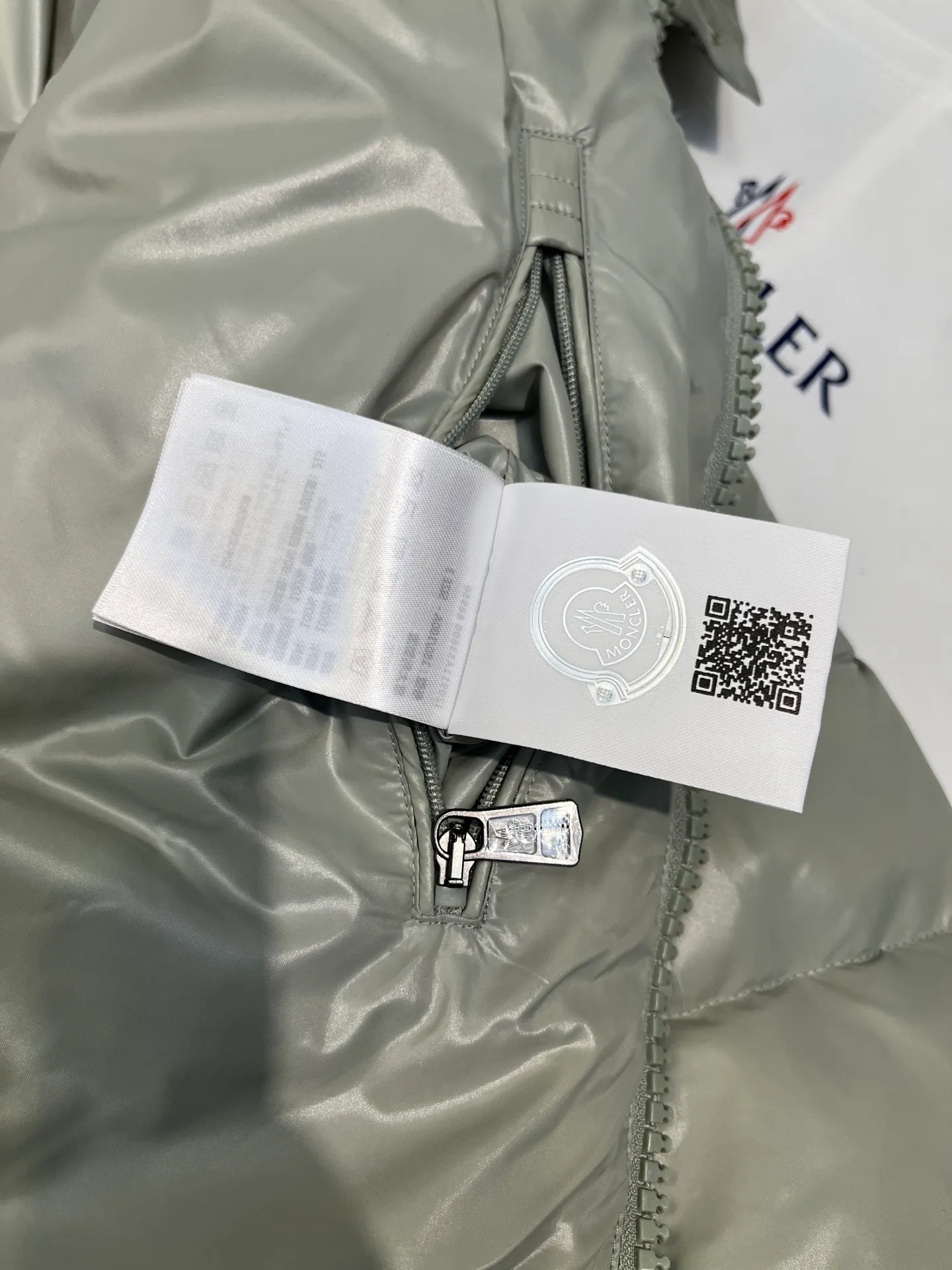 P780 Premium Mung Bean Gray) 𝗠𝗼𝗻𝗰𝗹𝗲𝗿 𝗠𝗮𝘆𝗮/ Moncler Top Mayan Down Jacket A super hit model that you can’t buy in winter. Eason Chan, Nicholas Tse, and Zhao Lusi have been wearing it one after another. They speak for themselves with their strength, a veteran-level style. This series is known for its fluffy bread style and glossy effect. It is the most popular series in the classic main line of the M family. Buying at the counter and from the official website is basically a matter of rush! Promise me to buy it soon! Just needed series! ! Don’t wait until winter when it’s hard to get one size: 123456